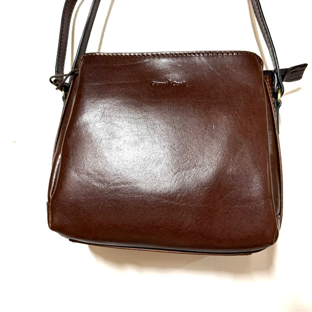 Top tas voorzien van drie binnen vakken onder de toprits.

Afmetingen:
Hoogte 20cm x breed 20cm x diep 9.5cm