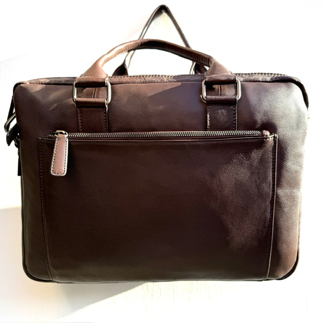 Italiaanse leren laptoptas van zacht rundleer &ndash; stijlvol, ruim en praktisch
Ontdek de perfecte combinatie van Italiaanse elegantie, luxe en functionaliteit met deze prachtige leren laptoptas van zacht rundleer. Deze stijlvolle damestas is met oog voor detail ontworpen en biedt volop ruimte voor je laptop, documenten en dagelijkse benodigdheden. Ideaal voor werk, zakelijke afspraken of onderweg.

Luxe details en slimme indeling

De tas is gemaakt van soepel, zacht rundleer en heeft een verfijnde uitstraling die past bij zowel een zakelijke als een casual outfit. De mooie groene binnenvoering geeft de tas een bijzonder en stijlvol accent.

Dankzij de praktische indeling neem je alles overzichtelijk met je mee:

Ruim laptopvak: geschikt voor een laptop van ruim 15 inch.
Dubbele ritssluiting aan de bovenzijde: voor een comfortabele en praktische toegang tot het hoofdvak.
Dubbele handgrepen: draag de tas elegant in de hand.
Voorvak aan de voorkant: handig voor spullen die je snel bij de hand wilt hebben.
Ritsvak aan de achterkant: ideaal voor het veilig opbergen van kleinere essentials.
Afneembare en verstelbare schouderriem: draag de tas over de schouder of comfortabel crossbody.
Trolleyband aan de achterzijde: schuif de tas eenvoudig over de trekstang van je koffer, ideaal voor zakenreizen en vakanties.
Italiaanse klasse voor iedere werkdag

Deze ruime leren laptoptas combineert een tijdloos Italiaans design met optimaal gebruiksgemak. Het zachte rundleer, de elegante afwerking en de contrasterende groene voering maken de tas tot een stijlvolle keuze voor de moderne vrouw die waarde hecht aan kwaliteit, uitstraling en functionaliteit.

Of je nu naar kantoor gaat, een zakelijke afspraak hebt of op reis bent: met deze Italiaanse laptoptas heb je al je belangrijke spullen overzichtelijk en stijlvol bij je.

Een elegante leren werktas die luxe, comfort en praktisch gebruik moeiteloos samenbrengt.