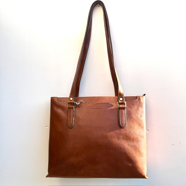 Handgemaakte leren shopper uit Le Marche, Itali&euml; &ndash; stijlvol en praktisch
Ontdek deze prachtige handgemaakte shopper uit Le Marche, Itali&euml;. Een stijlvolle en praktische tas die Italiaans vakmanschap combineert met een tijdloos design en optimaal gebruiksgemak. Dankzij het ruime hoofdvak en de verschillende opbergvakken biedt deze shopper volop ruimte voor al uw dagelijkse essentials.

Ruim, overzichtelijk en functioneel

Deze shopper is niet alleen een elegante toevoeging aan uw outfit, maar ook bijzonder praktisch ingedeeld. Het ruime hoofdvak sluit veilig met een rits en biedt voldoende ruimte voor uw dagelijkse benodigdheden. De verschillende binnen- en buitenvakken zorgen ervoor dat u uw spullen netjes en overzichtelijk kunt opbergen.

De tas is voorzien van:

1 ruim hoofdvak met ritssluiting
1 extra steekvak aan de onderzijde
1 ritsvak voor het veilig opbergen van uw waardevolle spullen
1 binnenritsvak met 2 extra steekvakken voor uw essentials
2 extra steekvakken aan de bovenzijde, voorzien van een blinde magneetsluiting
Afmetingen van de shopper

Hoogte: 27 cm
Breedte: 34 cm
Diepte: 10 cm
Italiaans vakmanschap met een eigen karakter

Deze shopper wordt met de hand gemaakt in Le Marche, een prachtige regio in Itali&euml; die bekendstaat om haar ambachtelijke traditie. De combinatie van stijl, functionaliteit en handgemaakt vakmanschap maakt deze tas een mooie keuze voor dagelijks gebruik, een dagje winkelen of een afspraak.

Met deze handgemaakte Italiaanse shopper kiest u voor een tas die elegantie en praktisch gemak moeiteloos samenbrengt.