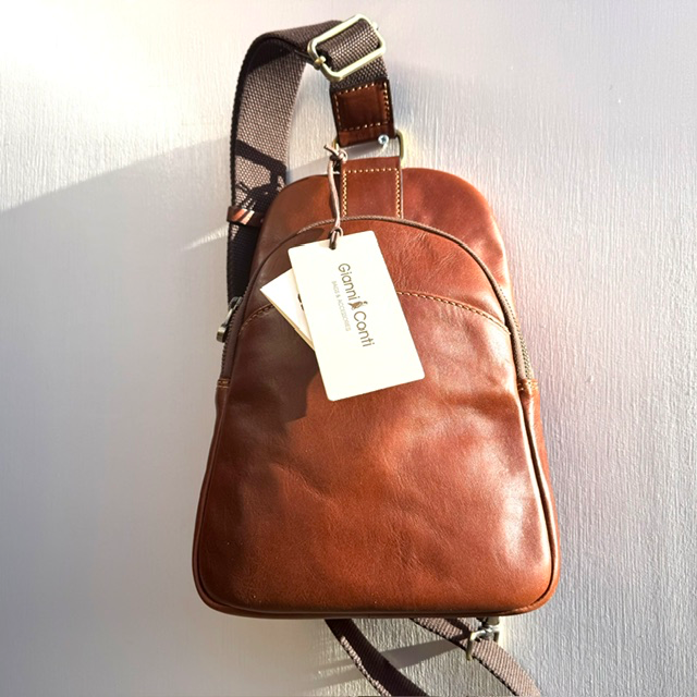 Gianni Conti Maremma Crossbody &ndash; Ambachtelijk Italiaans vakmanschap
Ontdek de stijlvolle Gianni Conti Maremma crossbody tas, een elegante en praktische tas met een ambachtelijke uitstraling. Deze tas wordt gemaakt in Le Marche, Itali&euml;, waar traditioneel vakmanschap en gevoel voor stijl samenkomen.

Dankzij het handige draagsysteem draagt u deze crossbodytas zowel links als rechts, precies zoals het u uitkomt. Ideaal voor dagelijks gebruik, een dagje uit of onderweg, wanneer u uw essentials graag compact en overzichtelijk bij de hand heeft.

Praktisch ingedeeld en stijlvol ontworpen

De Gianni Conti Maremma crossbody combineert een tijdloos design met slimme opbergmogelijkheden. De verschillende vakken bieden ruimte aan uw dagelijkse benodigdheden, terwijl u uw spullen gemakkelijk georganiseerd houdt.

De tas is voorzien van:

Een achtervak met ritssluiting voor spullen die u veilig wilt opbergen.
Een voorvak met magneetsluiting voor snelle toegang tot uw essentials.
Een extra ritsvak aan de voorkant voor kleinere benodigdheden.
Een hoofdvak met ritssluiting.
Een binnenvak met rits voor waardevolle spullen.
Een extra steekvak aan de binnenzijde.
Een handig draagsysteem waarmee u de tas zowel links als rechts crossbody kunt dragen.
Afmetingen Gianni Conti Maremma

Hoogte: 29 cm
Breedte: 20 cm
Diepte: 7 cm
Ambachtelijk gemaakt in Itali&euml;

De Maremma-serie van Gianni Conti staat voor een stijlvolle uitstraling en praktisch gebruiksgemak. De tas wordt ambachtelijk vervaardigd in Le Marche, Itali&euml;, en is daarmee een mooie keuze voor liefhebbers van Italiaanse tassen met oog voor detail.

Of u nu onderweg bent naar de stad, een wandeling maakt of een dagje op pad gaat: deze Gianni Conti crossbodytas biedt een fijne combinatie van comfort, functionaliteit en Italiaanse stijl.
