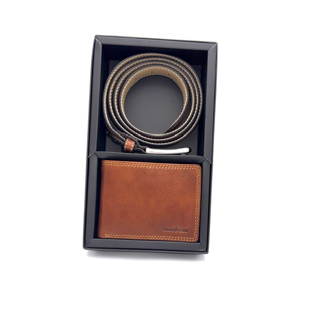 Gianni Conti Maremma Crossbody &ndash; Ambachtelijk Italiaans vakmanschap
Ontdek de stijlvolle Gianni Conti Maremma crossbody tas, een elegante en praktische tas met een ambachtelijke uitstraling. Deze tas wordt gemaakt in Le Marche, Itali&euml;, waar traditioneel vakmanschap en gevoel voor stijl samenkomen.

Dankzij het handige draagsysteem draagt u deze crossbodytas zowel links als rechts, precies zoals het u uitkomt. Ideaal voor dagelijks gebruik, een dagje uit of onderweg, wanneer u uw essentials graag compact en overzichtelijk bij de hand heeft.

Praktisch ingedeeld en stijlvol ontworpen

De Gianni Conti Maremma crossbody combineert een tijdloos design met slimme opbergmogelijkheden. De verschillende vakken bieden ruimte aan uw dagelijkse benodigdheden, terwijl u uw spullen gemakkelijk georganiseerd houdt.

De tas is voorzien van:

Een achtervak met ritssluiting voor spullen die u veilig wilt opbergen.
Een voorvak met magneetsluiting voor snelle toegang tot uw essentials.
Een extra ritsvak aan de voorkant voor kleinere benodigdheden.
Een hoofdvak met ritssluiting.
Een binnenvak met rits voor waardevolle spullen.
Een extra steekvak aan de binnenzijde.
Een handig draagsysteem waarmee u de tas zowel links als rechts crossbody kunt dragen.
Afmetingen Gianni Conti Maremma

Hoogte: 29 cm
Breedte: 20 cm
Diepte: 7 cm
Ambachtelijk gemaakt in Itali&euml;

De Maremma-serie van Gianni Conti staat voor een stijlvolle uitstraling en praktisch gebruiksgemak. De tas wordt ambachtelijk vervaardigd in Le Marche, Itali&euml;, en is daarmee een mooie keuze voor liefhebbers van Italiaanse tassen met oog voor detail.

Of u nu onderweg bent naar de stad, een wandeling maakt of een dagje op pad gaat: deze Gianni Conti crossbodytas biedt een fijne combinatie van comfort, functionaliteit en Italiaanse stijl.