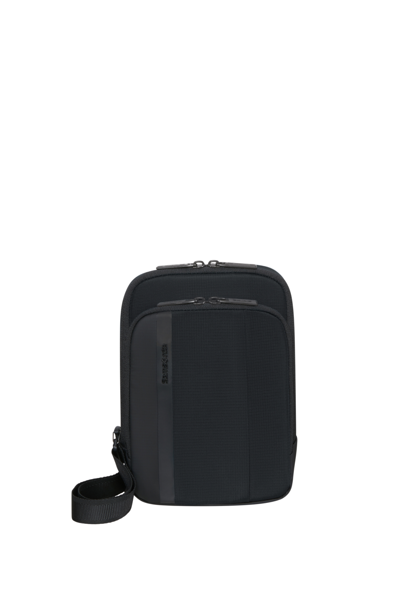 Zwarte crossbody tas &ndash; Lichtgewicht, praktisch en duurzaam
Op zoek naar een compacte en stijlvolle tas voor dagelijks gebruik? Deze zwarte crossbody tas combineert een modern ontwerp met praktische opbergruimte en optimaal draagcomfort. Dankzij het lichte gewicht van slechts 200 gram en het compacte formaat neemt u deze tas moeiteloos mee tijdens een dagje uit, een stedentrip of onderweg naar uw werk.

Compact formaat, slimme indeling

Met een inhoud van 3 liter biedt deze crossbody tas voldoende ruimte voor uw dagelijkse essentials, zoals uw smartphone, portemonnee, sleutels en andere kleine benodigdheden. Het hoofdvak met ritssluiting houdt uw spullen veilig opgeborgen, terwijl het extra voorvak ideaal is voor items die u snel bij de hand wilt hebben.

De tas beschikt bovendien over een speciaal tabletvak dat geschikt is voor tablets met een schermformaat tot 10,1 inch. Dankzij de interne organisatie bergt u uw spullen overzichtelijk op.

De verstelbare schouderriem zorgt ervoor dat u de tas comfortabel crossbody kunt dragen. Het waterbestendige materiaal en de reflecterende details maken deze tas extra praktisch voor onderweg.

Duurzamere materialen

Bij deze crossbody tas is aandacht besteed aan duurzaamheid en een lange levensduur. Zowel de buitenstof als de binnenvoering bestaat voor minimaal 95% uit gerecycled PET-plastic uit huishoudelijk afval.

Daarnaast wordt de tas onderworpen aan strenge kwaliteitstests. Reparatiemogelijkheden in ongeveer 70 landen dragen eraan bij dat u langer plezier kunt hebben van uw tas.

Productspecificaties

Model: Crossbody tas
Kleur: Zwart
Materiaal buitenzijde: Polyester
Afmetingen: 23 x 17 x 7 cm
Inhoud: 3 liter
Gewicht: 200 gram
Sluiting: Ritssluiting
Draagwijze: Crossbody met schouderriem
Buitenvak: 1 voorvak
Binnenzijde: Hoofdvak, tabletvak en interne organisatie
Geschikt voor: Tablets tot 10,1 inch
Extra eigenschappen: Waterbestendig materiaal en reflecterende details
Duurzame materialen: Minimaal 95% gerecycled PET in buitenstof en binnenvoering
Artikelnummer (SKU): 163105-1041
De ideale tas voor dagelijks gebruik

Deze zwarte crossbody tas is een uitstekende keuze voor wie functionaliteit, comfort en een tijdloze uitstraling wil combineren. Door het lichte gewicht, de overzichtelijke vakindeling en het compacte formaat is de tas ideaal voor dagelijks gebruik en onderweg.