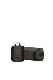 Lichtgewicht handbagage reistas 35 liter &ndash; Duurzaam en praktisch
Op zoek naar een compacte, lichte en praktische reistas voor uw volgende reis? Deze handbagage reistas van 35 liter is ideaal voor een weekendje weg, een korte vakantie of een zakenreis. Met een gewicht van slechts 800 gram en een inhoud van 35 liter neemt u uw bagage comfortabel mee, zonder onnodig extra gewicht.

Compacte reistas met slimme functies

Dankzij het zachte, flexibele ontwerp is deze reistas gemakkelijk mee te nemen. Het ruime hoofdvak biedt voldoende plaats voor kleding en andere reisbenodigdheden. In het handige voorvak bewaart u spullen die u snel bij de hand wilt hebben.

De reistas is voorzien van afneembare draagriemen en zijhandvatten. Met de Smart Sleeve aan de achterzijde bevestigt u de tas eenvoudig aan de trekstang van een geschikte koffer. De compressieriemen helpen uw bagage compact te houden, terwijl het ge&iuml;ntegreerde adreslabel en de reflecterende details zorgen voor extra gebruiksgemak onderweg.

Duurzamere materialen

Bij het ontwerp is aandacht besteed aan een lange levensduur en het gebruik van gerecyclede materialen.

Buitenstof: minimaal 65% gerecycled nylon en gerecycled PET-plastic uit huishoudelijk afval.
Binnenvoering: minimaal 95% gerecycled PET-plastic uit huishoudelijk afval.
Ritsen: minimaal 90% gerecycled PET-plastic uit huishoudelijk afval.
De tas wordt onderworpen aan strenge duurzaamheidstests. Bovendien zijn reparatiemogelijkheden beschikbaar in ongeveer 70 landen, zodat de levensduur kan worden verlengd.

Productspecificaties

Model: Reistas
Formaat: Handbagage
Inhoud: 35 liter
Afmetingen: 47 x 28 x 28 cm
Gewicht: 0,8 kg
Materiaal buitenzijde: Nylon en polyester
Uitvoering: Zacht en flexibel
Sluiting: Ritssluiting
Materiaal: Waterbestendig
Buitenvak: 1 voorvak
Draagmogelijkheden: Zijhandvatten en afneembare draagriemen
Extra's: Smart Sleeve, ge&iuml;ntegreerd adreslabel, reflecterende details en compressieriemen
Binnenzijde: Ruim hoofdvak en meshvak
De ideale handbagage voor korte reizen

Deze lichtgewicht handbagage reistas combineert een compact formaat met verrassend veel opbergruimte. Ideaal voor een weekendje weg, een stedentrip of een korte vakantie. Dankzij de praktische indeling, het lage gewicht en de gerecyclede materialen reist u comfortabel en georganiseerd.