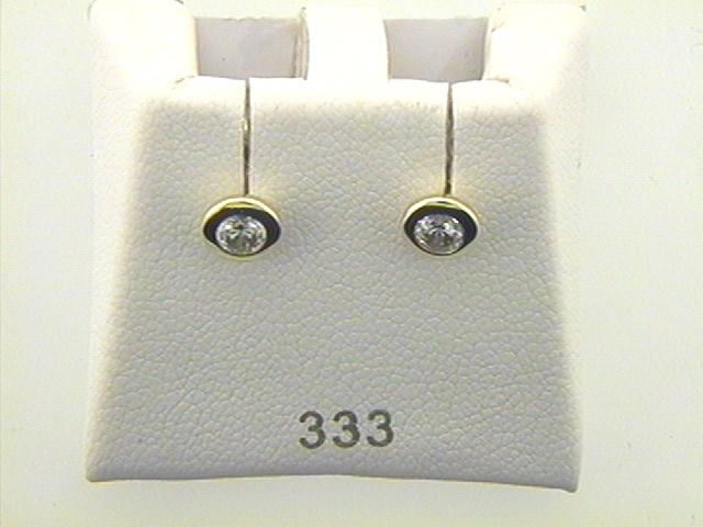 Die Ohrstecker Gold 333 Zirkonia, Modellnummer OS149652, sind elegante Schmuckst&uuml;cke aus Gold mit Zirkonia-Steinen. Mit einem Gewicht von 0,8 Gramm bieten sie einen dezenten Glanz in Goldoptik. Perfekt f&uuml;r den t&auml;glichen Gebrauch oder besondere Anl&auml;sse. Tragen Sie sie alleine oder in Kombination mit anderen goldfarbenen Schmuckst&uuml;cken f&uuml;r einen subtilen, eleganten Look.