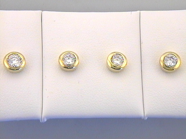 Produkt: Ohrstecker Silbervergoldet Zirkonia, Modellnummer OS168237. Diese Ohrstecker wiegen 4 Gramm und sind aus hochwertigem, silbervergoldetem Material gefertigt. Sie besitzen kein Glanzfinish und sind mit funkelnden Zirkonia-Steinen besetzt. Perfekt geeignet f&uuml;r den t&auml;glichen Gebrauch oder besondere Anl&auml;sse. Tragen Sie sie zu eleganten oder casual Outfits f&uuml;r einen zeitlosen Look.