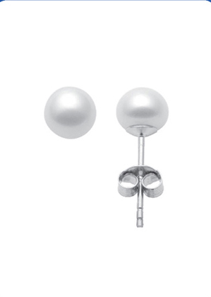 Der Sortiment Ohrstecker Silber SWP 7mm, Modellnummer OS114465, zeichnet sich durch sein elegantes Design mit einer 7mm gro&szlig;en Perle aus. Diese stilvollen Ohrstecker geh&ouml;ren zur Kategorie "Schmuck" und sind besonders leicht. Sie gl&auml;nzen nicht und verleihen jedem Outfit eine klassische Note. Am besten zur Geltung kommen sie mit einem hochgesteckten Haar oder kurzen Frisuren.