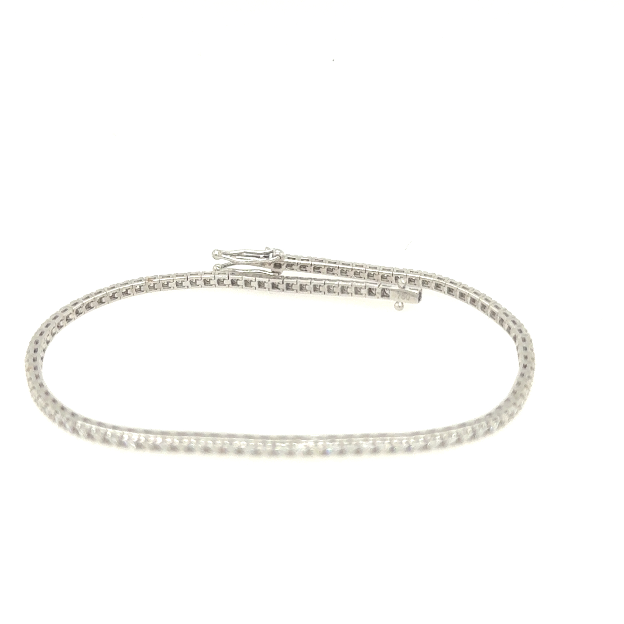 Das Produkt Armband Brillant WG 750, Modellnummer RS35 / AB100, ist ein elegantes Schmuckst&uuml;ck der Kategorie JEWEL. Es handelt sich um ein Armband aus Wei&szlig;gold mit einer Gr&ouml;&szlig;e von 195 mm. Am besten passt es zu formellen und besonderen Anl&auml;ssen und erg&auml;nzt sowohl elegante Abendkleidung als auch edle Freizeitoutfits perfekt.