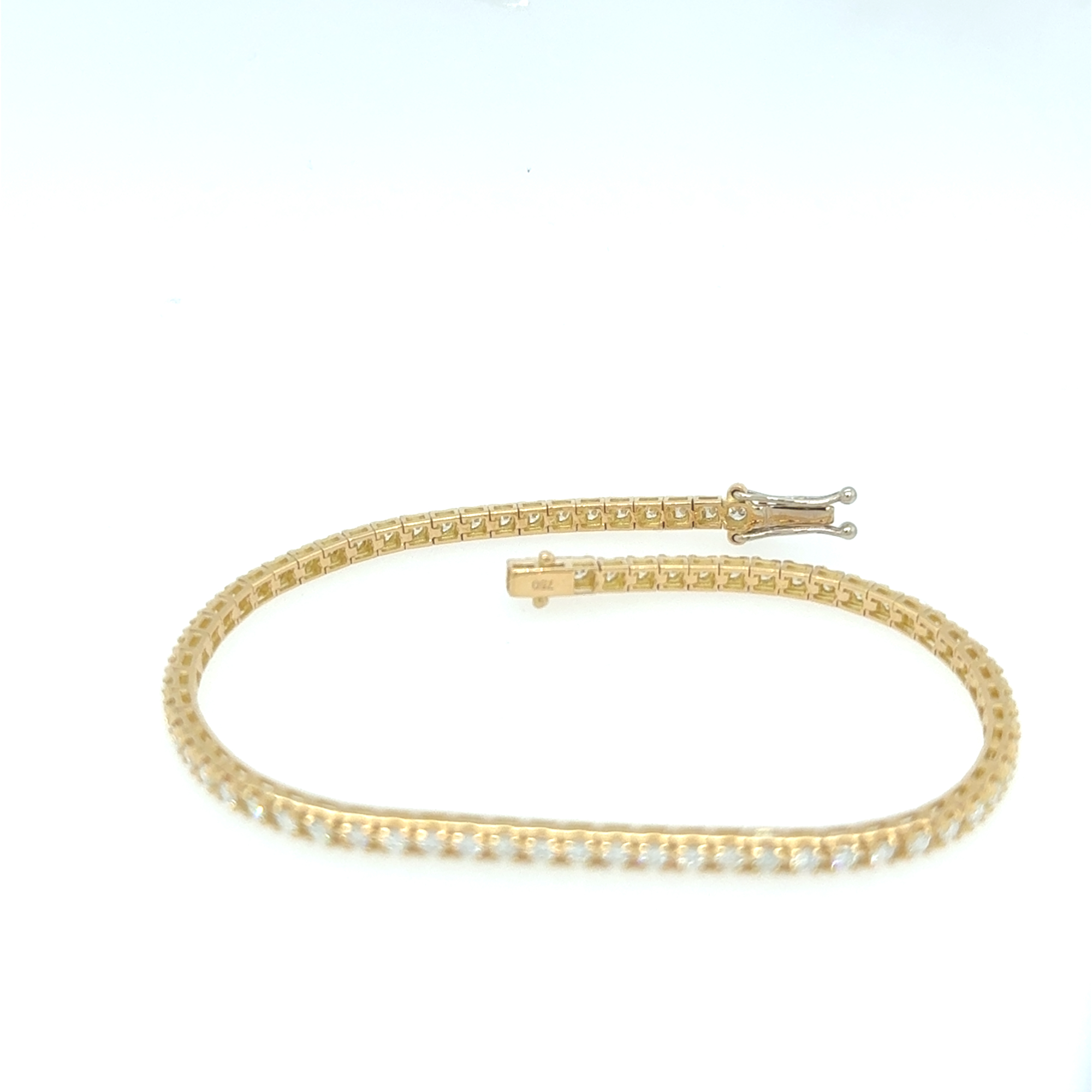 Das Armband Brillant GG 750 TW-SI 2,05ct, Modellnummer RS35 / AB200-3, ist ein luxuri&ouml;ses Schmuckst&uuml;ck aus Gelbgold. Es enth&auml;lt 2,05 Karat Diamanten in Brillantschliff, mit G-Farbe und SI1 Reinheit. Ideal f&uuml;r elegante Anl&auml;sse, passt es perfekt zu formeller Kleidung und sorgt f&uuml;r einen edlen, goldfarbenen Akzent an Ihrem Handgelenk.