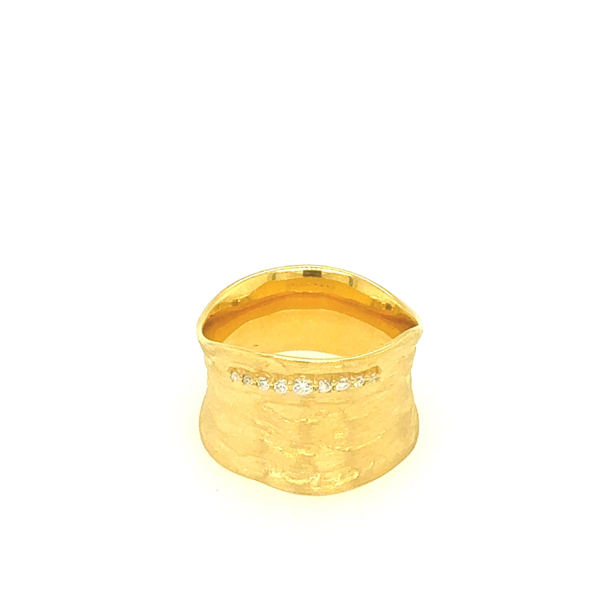 Der Ring Gold 585 mit Brillant 0,123ct, Modellnummer A0282R, ist ein eleganter Schmuck aus edlem 585er Gold und einem funkelnden Brillanten. Perfekt f&uuml;r den t&auml;glichen Gebrauch oder besondere Anl&auml;sse. Tragen Sie ihn allein als Statement-Piece oder kombinieren Sie ihn mit anderem Schmuck f&uuml;r einen stilvollen Look. Ideal f&uuml;r subtile Eleganz im Alltag.