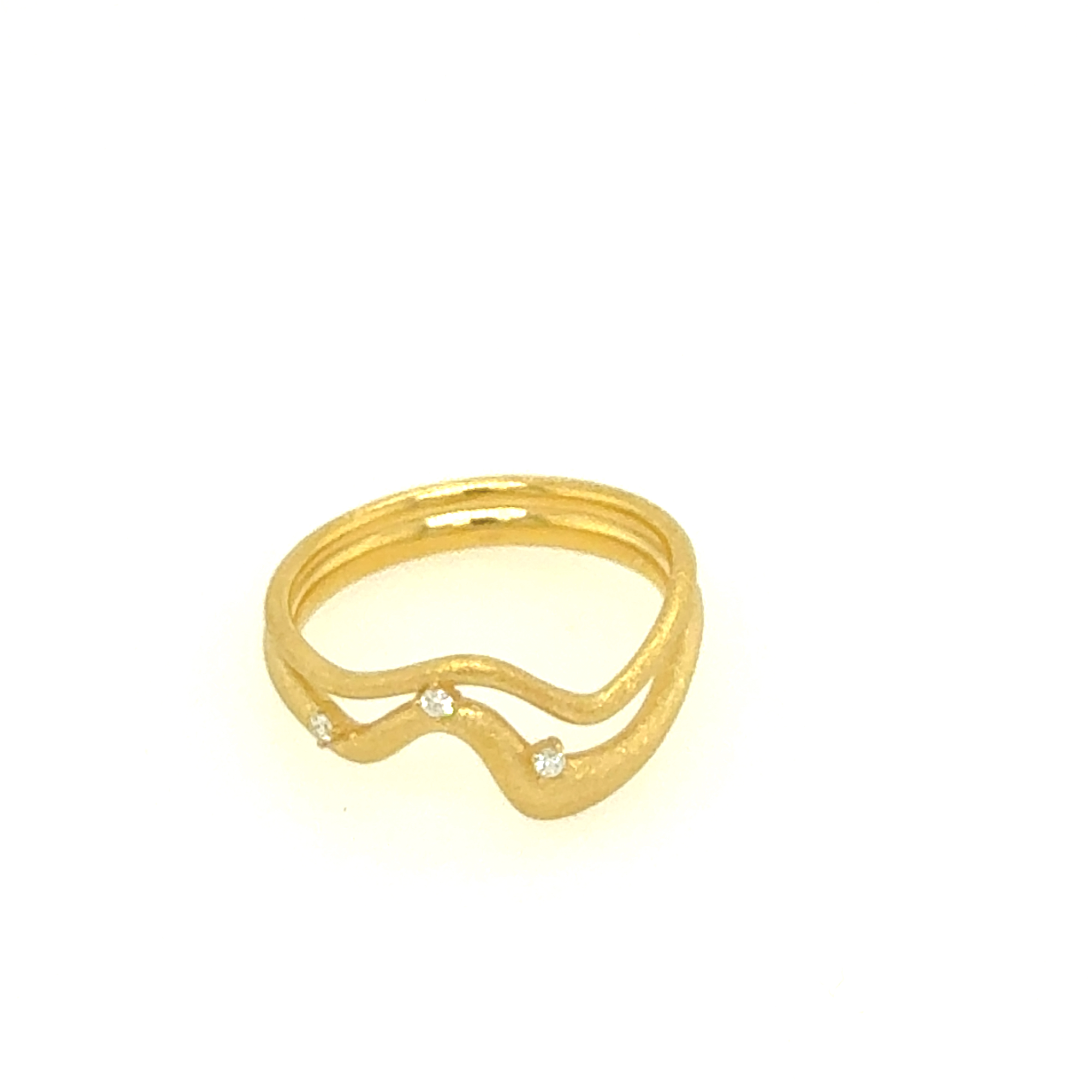 Produktdetails: Dieser Ring aus Gold 585 mit der Modellnummer A0222R enth&auml;lt drei Brillanten von insgesamt 0,042 ct. Die Kategorie ist Schmuck, Typ: Ring und Anlass: Normal. Tragen Sie ihn t&auml;glich oder zu besonderen Anl&auml;ssen als eleganten Akzent. Ideal, um jedes Outfit stilvoll zu erg&auml;nzen und zu veredeln.