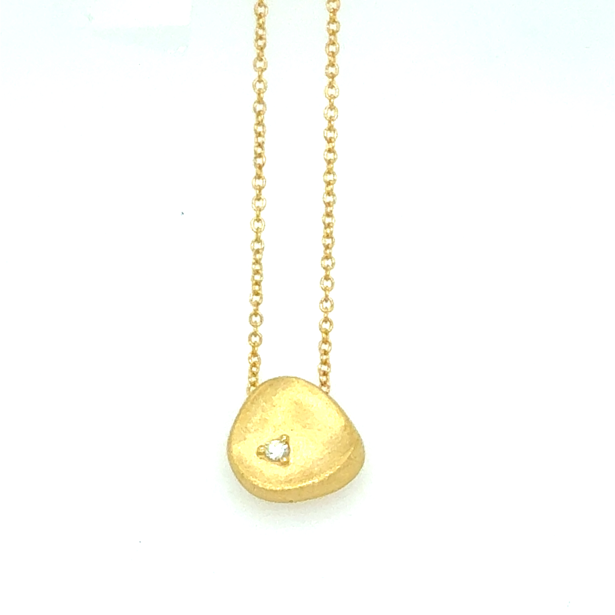 Die Kette mit Anh&auml;nger aus 585er Gold und einem Brillanten von 0,062 ct, Modellnummer A0085N, verleiht jeder Garderobe Eleganz. Ideal f&uuml;r besondere Anl&auml;sse oder als t&auml;gliches Accessoire. Tragen Sie diese luxuri&ouml;se Halskette solo oder kombinieren Sie sie mit weiteren Schmuckst&uuml;cken f&uuml;r einen stilvollen Look. Perfekt f&uuml;r jede Gelegenheit.