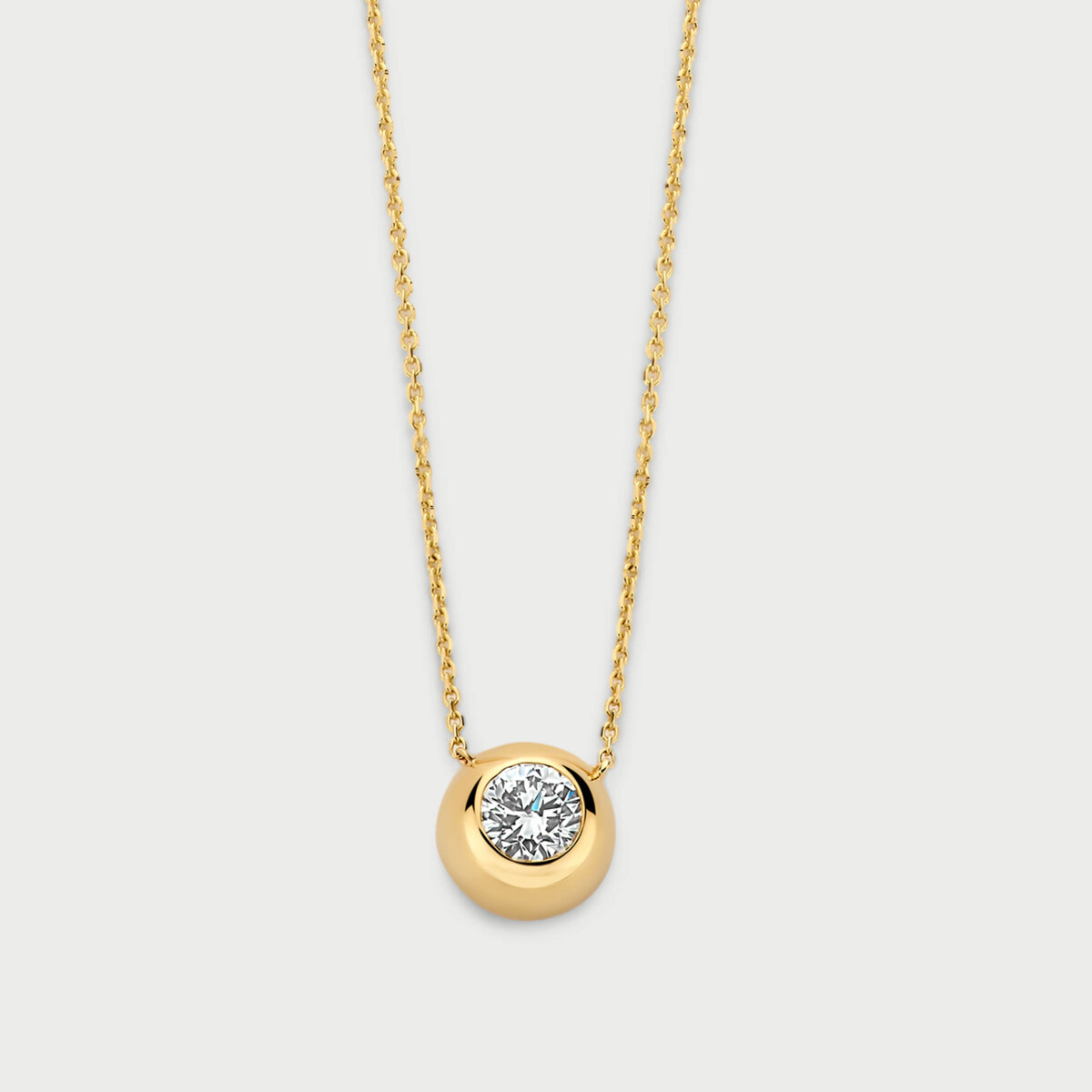 De M&eacute;rit&eacute; 14kt Geelgouden Halsketting met Labo Diamant 0.31ct, modelnummer MBC002$, is een elegante ketting van 45 cm, gemaakt van nikkelvrij geelgoud. Draag deze verfijnde ketting solo voor een subtiele uitstraling of combineer met andere kettingen voor een gelaagde look. Ideaal voor elke gelegenheid dankzij de schitterende laboratoriumdiamant. Perfect voor uw juwelencollectie.