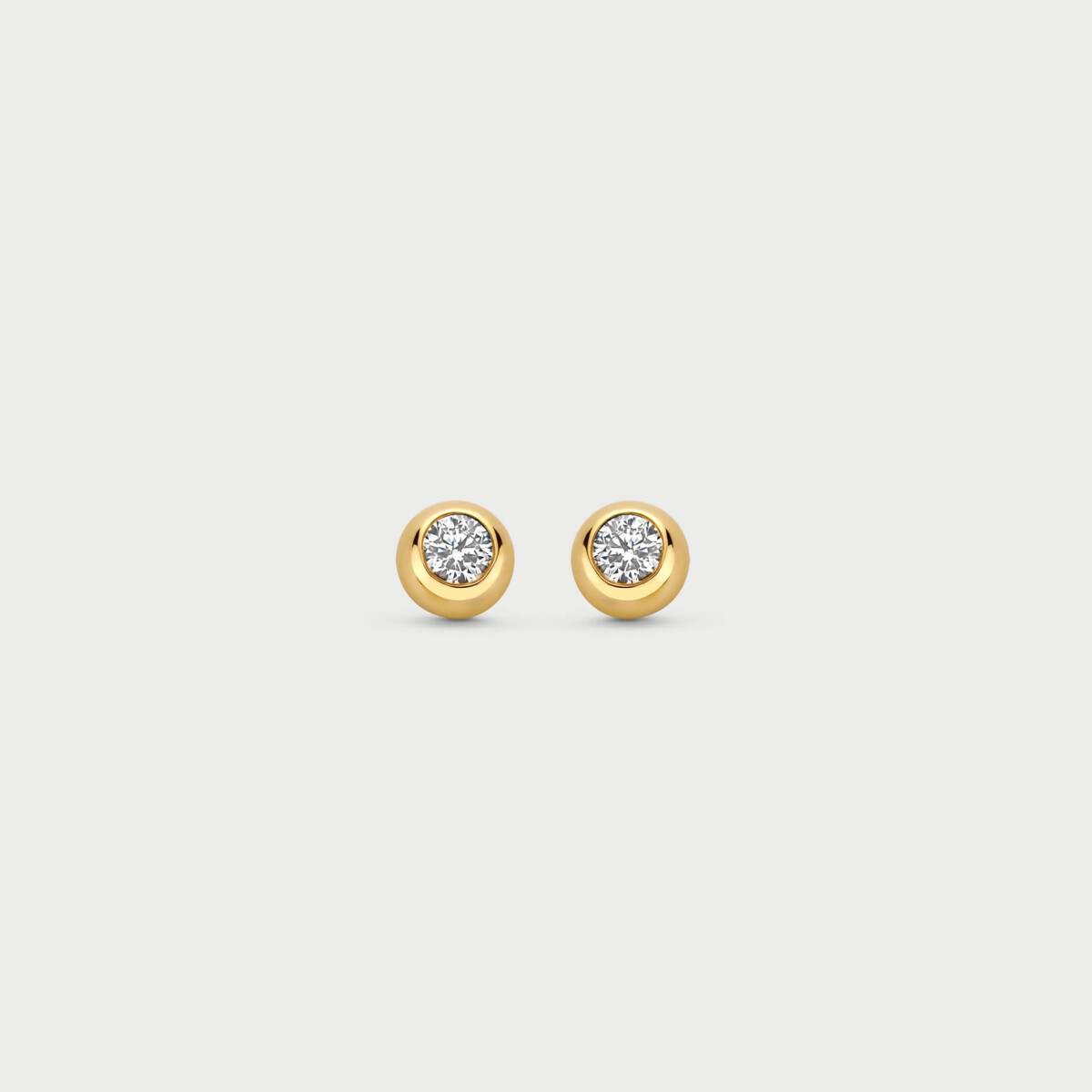 M&eacute;rit&eacute; 14kt solitaire oorstekers met laboratorium diamanten in briljantslijpsel. Deze prachtige geelgouden stud earrings hebben een juweelgrootte van 4.7 en stralen in een warme gele kleur. Deze oorstekers kunnen dagelijks gedragen worden voor een vleugje elegantie, of gecombineerd met avondkleding voor een verfijnde uitstraling op speciale gelegenheden.