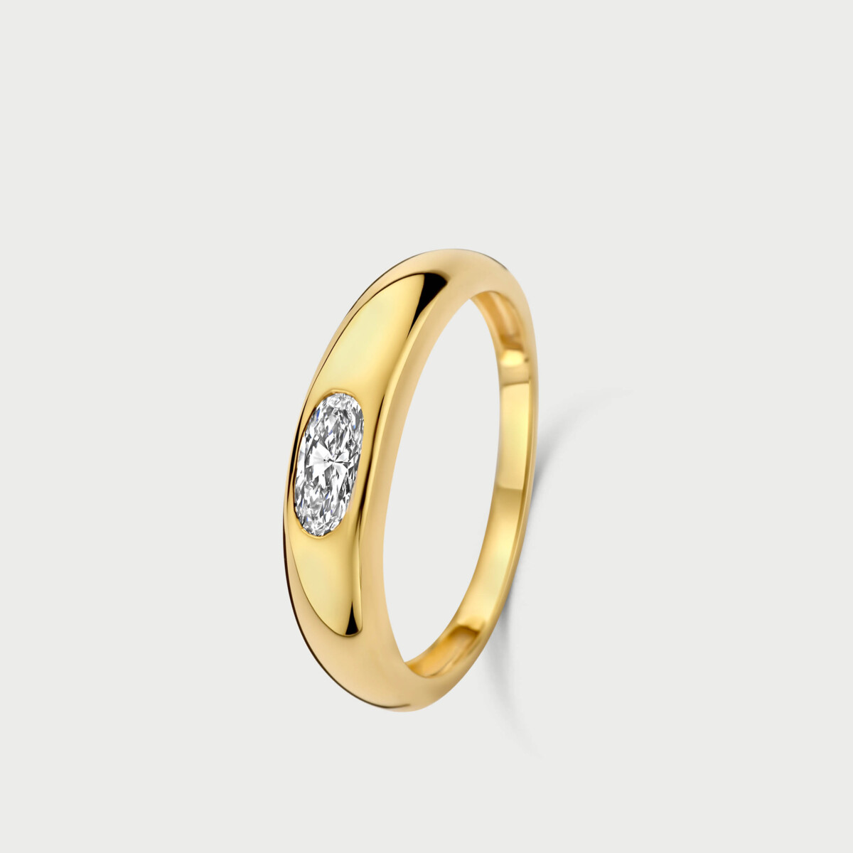 De M&eacute;rit&eacute; 14kt Geelgouden Ring Met Labo Diamant Movalslijp MBR002$ is een elegante ring met een moderne laboratorium-diamant in movalslijp. De ring, verkrijgbaar in alle maten, is gemaakt van prachtig 14 karaat geelgoud. Perfect voor zowel dagelijks gebruik als speciale gelegenheden. Combineer het met bijpassende gouden accessoires voor een tijdloze en verfijnde uitstraling.