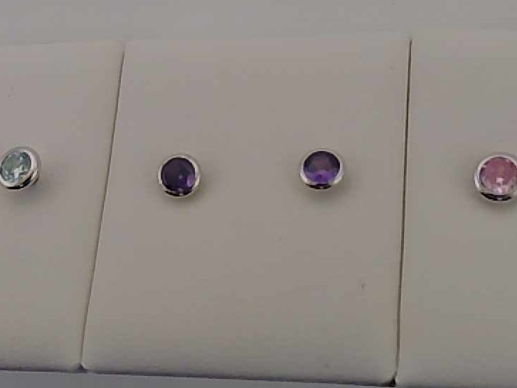 Der Sortiment Ohrstecker Silber Zirkonia bunt, Modellnummer 476/194180, besticht durch sein elegantes Design und die vielseitig strahlenden Zirkoniasteine. Diese Ohrstecker aus Silber sind ideal f&uuml;r jeden Anlass, ob tags&uuml;ber oder abends. Kombinieren Sie sie mit l&auml;ssiger oder formeller Kleidung, um Ihrem Look einen funkelnden Akzent zu verleihen. Perfekt f&uuml;r stilbewusste Frauen.