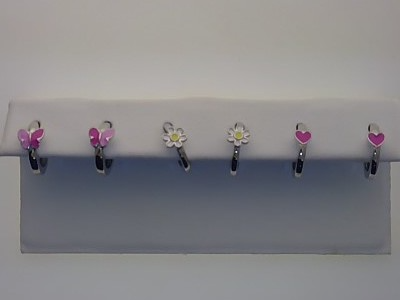 Sortiment Creolen Kinder Silber Lack bunt, Modellnummer 201/200244, sind einzigartige Creolen aus hochwertigem Silber mit buntem Lack. Diese auff&auml;lligen und verspielten Ohrringe sind ideal f&uuml;r Kinder und verleihen jedem Outfit einen fr&ouml;hlichen Akzent. Am besten kombiniert man sie mit l&auml;ssiger Freizeitkleidung oder zu besonderen Anl&auml;ssen, um einen farbenfrohen Blickfang zu schaffen.