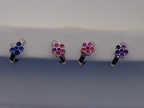 Die Sortiment Creolen Kindercreolen Silber Lack, Modellnummer 201/179452, sind elegante Kinder-Ohrringe in Form von Creolen aus hochwertigem Silber mit Lack-Finish. Ideal f&uuml;r junge Schmuckliebhaber. Beste Tragemethode: Haare hochstecken oder kurz tragen, um die Creolen in den Vordergrund zu r&uuml;cken und ihr gl&auml;nzendes Finish hervorzuheben. Perfekt f&uuml;r festliche Anl&auml;sse und den Alltag.