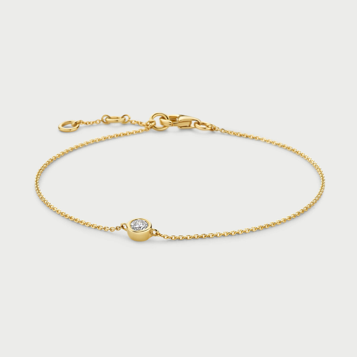 De M&eacute;rit&eacute; 14kt Geelgouden Armband met Labo Briljant MBC001$ is een verfijnde armband in de categorie sieraden. Deze armband, met een lengte van 180 mm, is uitgevoerd in 14-karaats geelgoud en bevat een schitterende laboratoriumgegroeide briljant. Draag deze elegante armband solo voor een subtiele luxe uitstraling of combineer met andere sieraden voor een gelaagde look.
