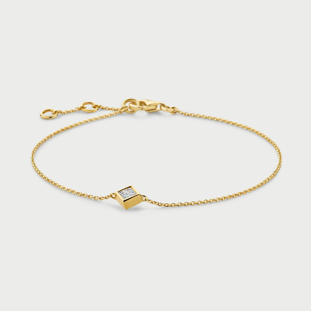 De M&eacute;rit&eacute; 14kt Geelgouden Armband met Labo Diamant model MCB010$ is een elegante armband, vervaardigd van 14-karaats geelgoud en voorzien van een laboratoriumgemaakte diamant in princesslijpsel. Draag het solo voor verfijnde elegantie of combineer met andere armbanden voor een modieuze uitstraling.