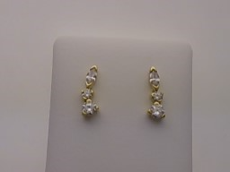 Die Ohrstecker Gold 333 Zirkonia mit der Modellnummer 201/198729 sind elegante Schmuckst&uuml;cke, die aus hochwertigem 333er Gold gefertigt sind. Sie enthalten funkelnde Zirkonia-Steine, die jedem Outfit einen Hauch von Glamour verleihen. Am besten passen sie zu formellen Anl&auml;ssen oder festlichen Abenden. Kombinieren Sie sie mit hochgestecktem Haar, um ihren Glanz zu betonen.