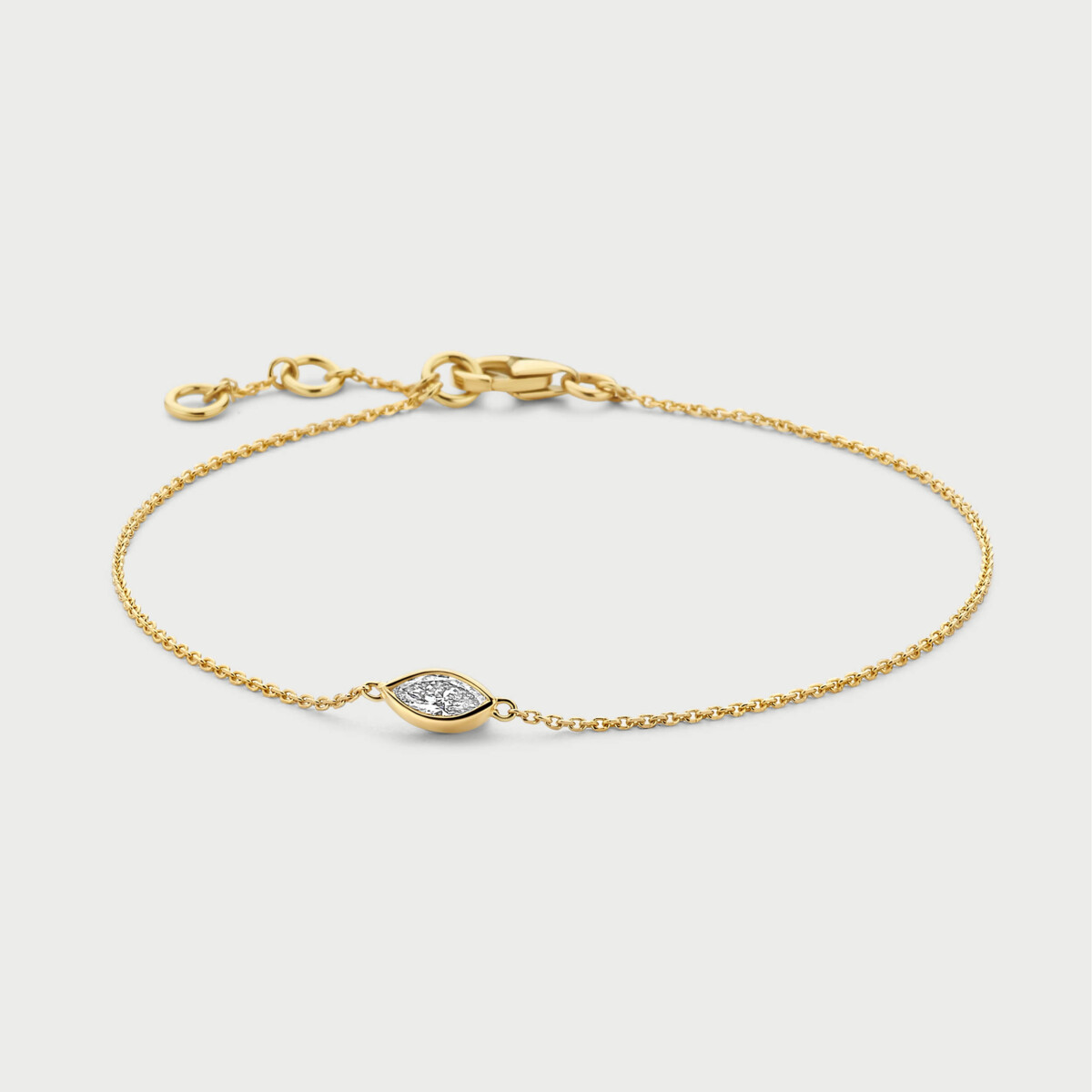 Een fijne 14kt geelgouden armband met marquise labo diamant. Met een lengte van 180 mm en een extra oogje op 15cm. Perfect voor dagelijks gebruik of speciale gelegenheden. Draag het solo of combineer met andere sieraden voor een verfijnde uitstraling. Ideaal voor elke modieuze juwelenliefhebber.