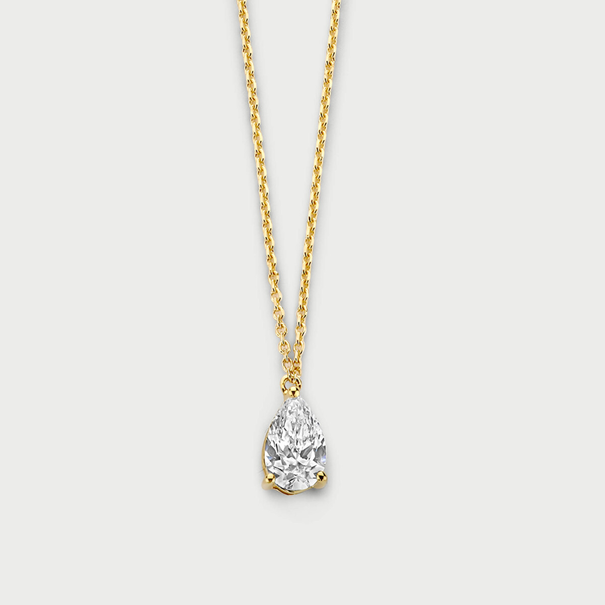 De M&eacute;rit&eacute; 14kt Geelgouden Halsketting met Labo Diamant Peerslijp 0.51ct (model MCC007$) is een verfijnde ketting in geelgoud met lab-gecre&euml;erde peer geslepen diamant. De ketting is 45 cm lang, nikkelvrij en perfect voor elke gelegenheid. Draag deze elegante ketting solo of combineer met andere sieraden voor een gelaagde look. Perfect als geschenk of voor uzelf!
