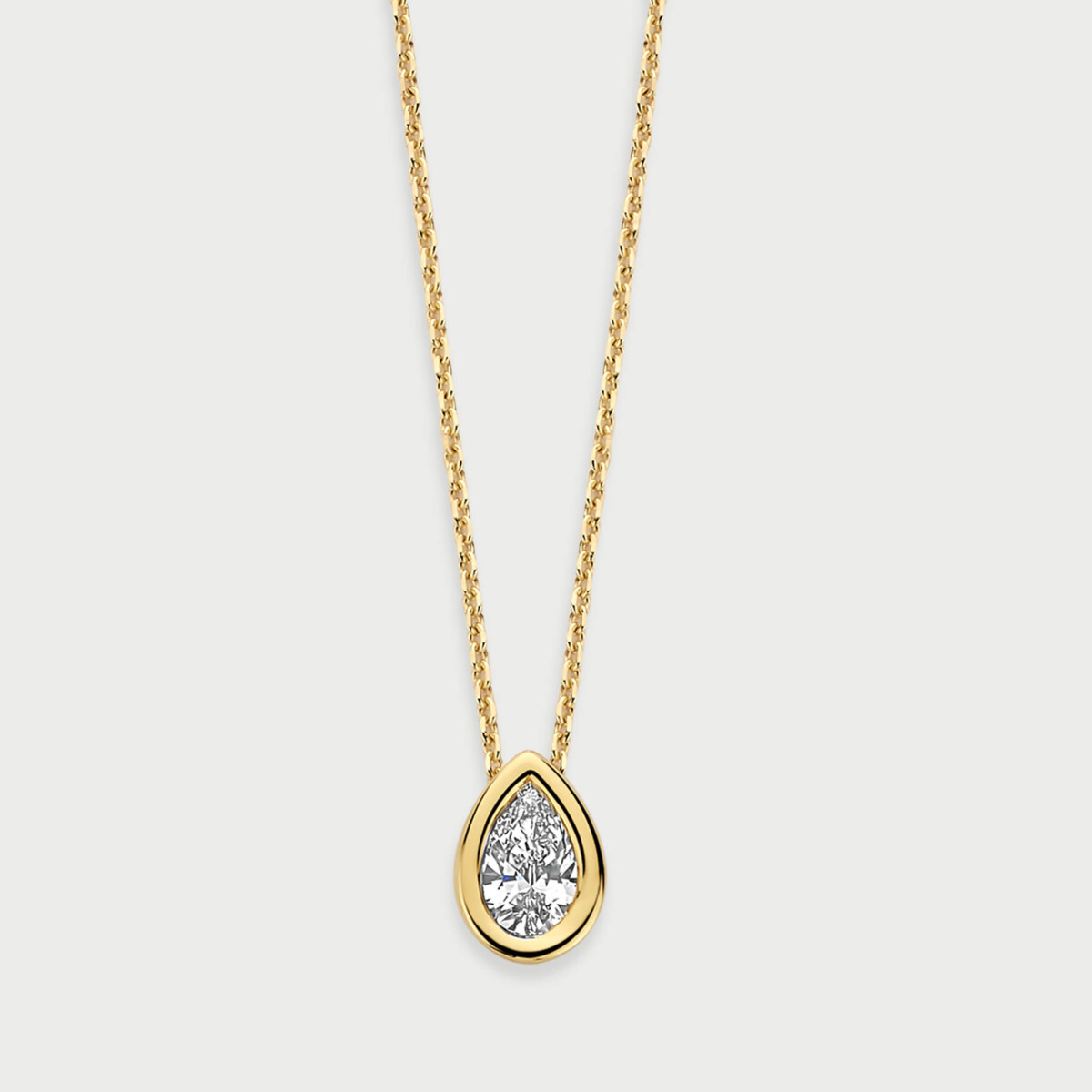 De M&eacute;rit&eacute; 14kt Geelgouden Halsketting Labo Diamant Peervorm MCC023$ is een elegante ketting met een peervormige labodiamant. Gemaakt van 14-karaat geelgoud en met een lengte van 450 mm, straalt het luxe uit. Draag deze ketting als een statement stuk voor speciale gelegenheden of combineer het dagelijks met andere gouden sieraden voor een verfijnde look.