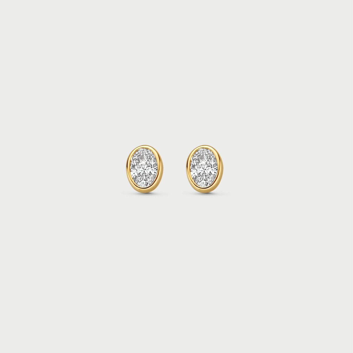 Prachtige ovaalvorige oorbellen met lab diamonds van 0.23ct. Ze zijn ideaal voor dagelijks gebruik of speciale gelegenheden en passen perfect bij zowel casual als chique outfits voor een elegante uitstraling.