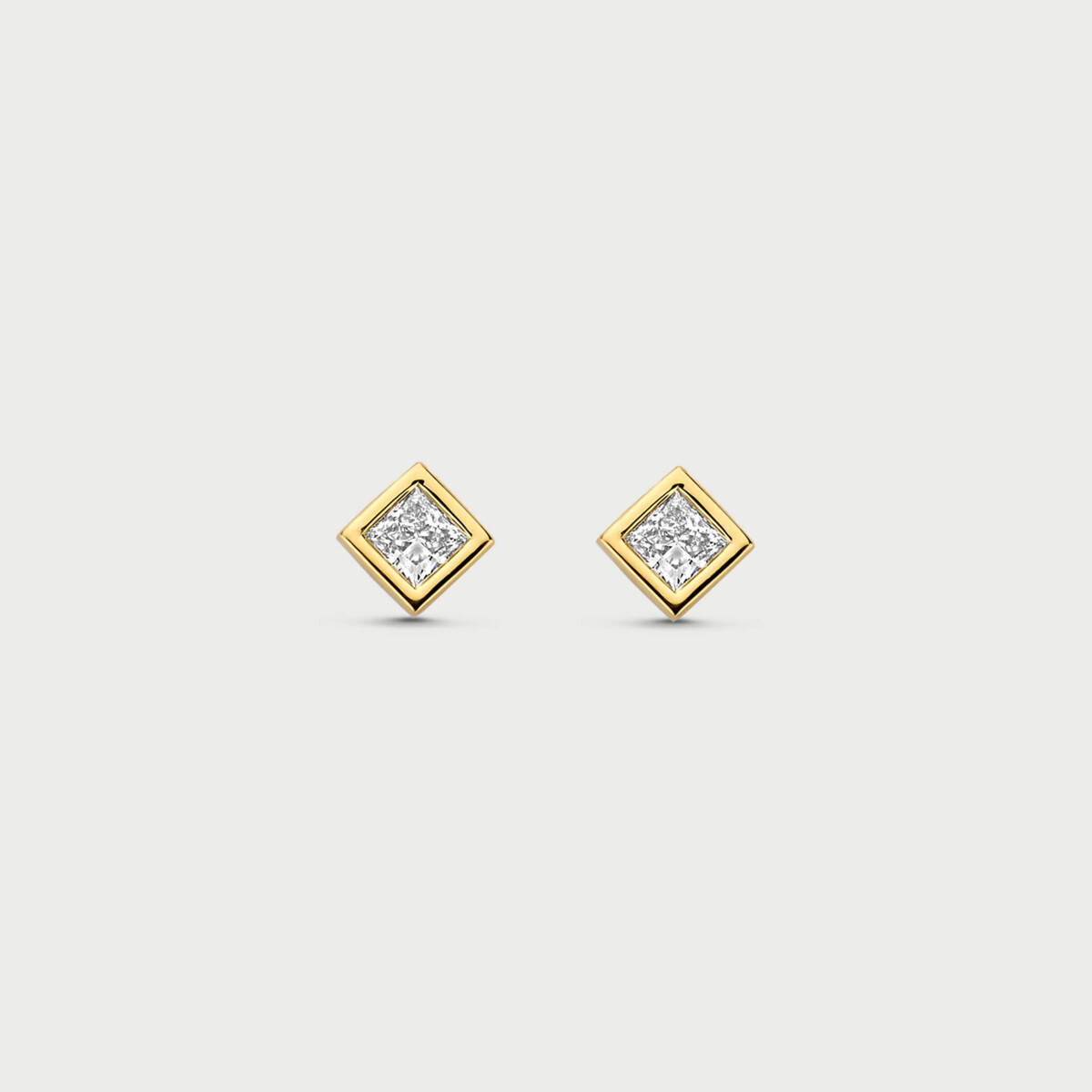 De M&eacute;rit&eacute; 14kt Geelgouden Oorbellen met Labo Diamant Prinsesslijp van 0.2ct zijn prachtige oorbellen. Ze zijn gemaakt van 14kt geelgoud en hebben een afmeting van 3.4 mm. De oorbellen zijn nikkelvrij, wat ideaal is voor gevoelige oren. Draag ze als een subtiele dagelijkse accessoire of voor een elegante avondlook.