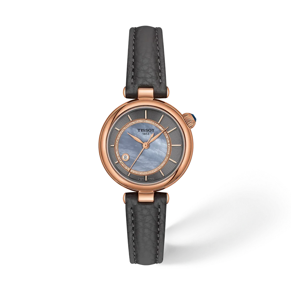 Een verfijnd uurwerk waarin vrouwelijke elegantie en Zwitserse horlogekunst samenkomen. De Tissot D&eacute;sir betovert met haar schitterende parelmoeren wijzerplaat, die bij iedere lichtinval subtiele kleurschakeringen onthult. Een fonkelende ring van kristallen en de verfijnde ros&eacute;goudkleurige details geven dit dameshorloge een bijzonder exclusieve uitstraling.

De sierlijk afgeronde kast met ros&eacute;goudkleurige PVD-afwerking wordt prachtig gecombineerd met een elegante grijze lederen horlogeband. De karakteristieke schuin geplaatste kroon vormt een bijzonder designdetail en benadrukt de zachte, vrouwelijke lijnen van het horloge.

Achter deze luxueuze uitstraling schuilt een nauwkeurig Swiss Made quartzbinnenwerk, beschermd door krasbestendig saffierglas. Een onweerstaanbaar elegant dameshorloge dat de charme van een kostbaar juweel verenigt met de verfijning van Zwitsers vakmanschap.