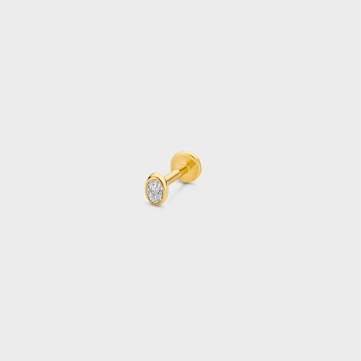 Een 14kt geelgouden piercing met een ovale laboratorium diamant van 0.05ct. Perfect voor dagelijks gebruik, voegt deze gele piercing een subtiele verfijning toe aan elke look en is ideaal voor oorbelpiercings.