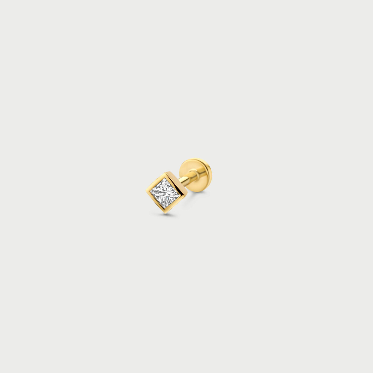 De M&eacute;rit&eacute; 14kt Geelgouden Piercing MCP003$ is een stijlvolle piercing met een prinsesvormige labo diamant van 0.05ct. Kenmerken zijn: geelgoud, nikkelvrij, en een grootte van 2.6mm. Perfect voor dagelijks dragen en ideaal om subtiel elegantie toe te voegen aan je look. Plaats in het oor voor een verfijnde uitstraling. Geschikt voor gevoelige huidtypes.