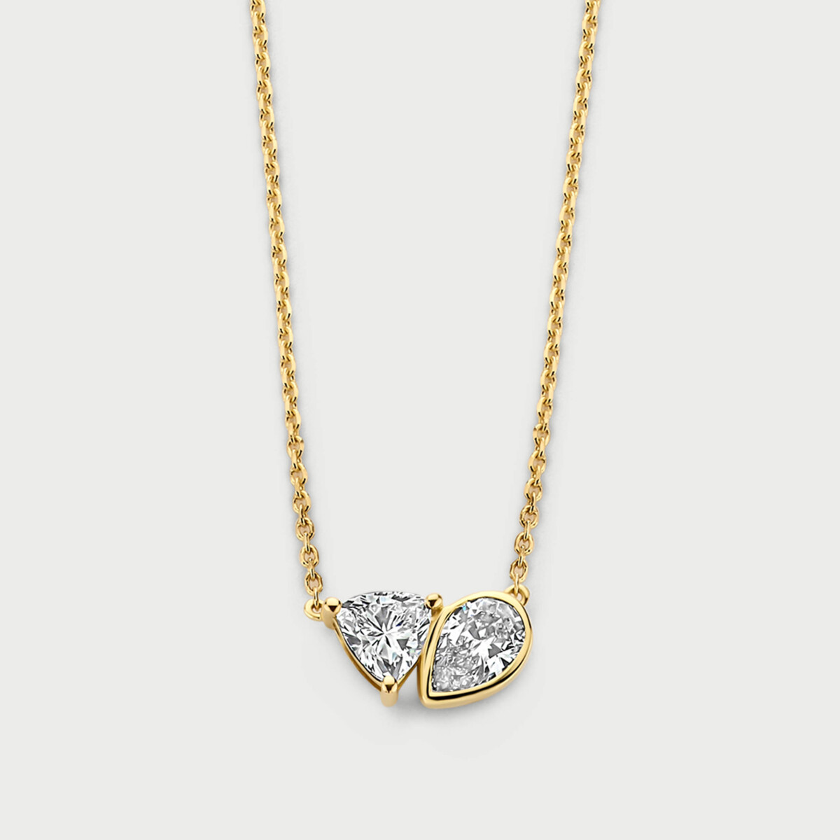 Prachtige 14kt geelgouden halsketting met 2 labo diamanten van 0.27ct en 0.25 ct met een lengte van 450mm. Perfect voor elke gelegenheid, draag deze ketting alleen voor een minimalistische look of combineer met andere sieraden voor een gelaagd effect. Een tijdloze aanvulling die elegantie toevoegt aan elke outfit.