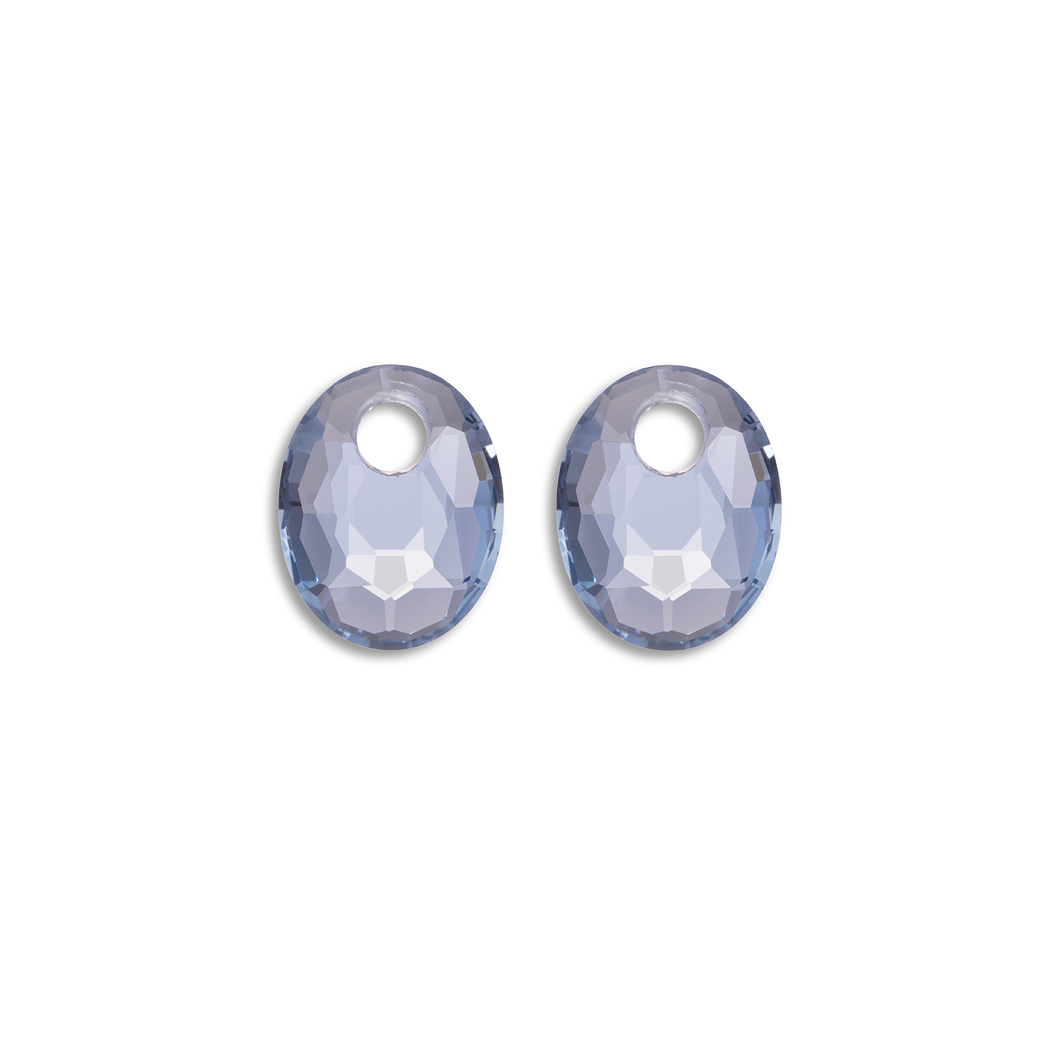 De Oorbel Edelstenen Small Oval Ice Blue Quartz brengt een verfrissende helderheid naar je sieradencollectie. Ice Blue Quartz heeft die bijzondere ijsblauwe kleur die koel en helder is, zonder koud aan te voelen. De kleine ovale slijpvorm geeft de steen een zachte, afgeronde uitstraling die het licht prachtig vangt. Elke oorbel is uniek door de natuurlijke textuur van de edelsteen, met subtiele variaties die jouw exemplaar persoonlijk maken. De afmeting is bewust klein gekozen: groot genoeg om op te vallen, fijn genoeg om moeiteloos te combineren met andere sieraden. Ice Blue Quartz past bij die momenten waarop je iets bijzonders wilt, zonder dat het te veel vraagt. &bull; Ice Blue Quartz met natuurlijke ijsblauwe glans &bull; Kleine ovale slijpvorm voor zachte uitstraling &bull; Draagbaar voor elke dag of speciale gelegenheden &bull; Combineert mooi met zilverkleurige en gouden sieraden Of je ze nu draagt naar een lunchafspraak of een avondje uit, deze oorbellen geven je look die frisse finishing touch waar je naar zoekt.
