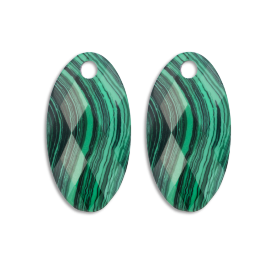 De Oorbel Edelstenen Large Leaf Malachite heeft iets bijzonders dat je doet omkijken. De bladervorm voelt organisch en tijdloos tegelijk, terwijl het groene marmerpatroon van Malachite elke oorbel uniek maakt. De diepe groene tinten vari&euml;ren van smaragdgroen tot dieper bos, met subtiele lijnen die als ringen in een boom door de steen lopen. Het formaat is groot genoeg om gezien te worden, maar draagt comfortabel en licht. Deze oorbellen zijn voor de vrouw die weet wat ze mooi vindt en niet bang is om dat te laten zien. Ze passen bij een linnen blouse en jeans, maar net zo goed bij een effen jurk voor een avond uit. &bull; Natuurlijke Malachite met uniek groen marmerpatroon &bull; Large Leaf vorm voor opvallende, organische uitstraling &bull; Licht draagcomfort ondanks het formaat &bull; Combineert met zowel casual als chique looks Of je nu kiest voor een ontspannen lunch of een avond in de stad, de Oorbel Edelstenen Large Leaf Malachite voegt dat persoonlijke detail toe waar je naar zoekt.
