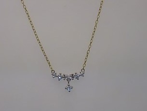 Das Produkt &bdquo;Collier Silbervergoldet 925 Zirkonia 45 cm&ldquo;, Modellnummer 26-355, ist eine elegante Halskette aus silbervergoldetem 925er Sterlingsilber mit funkelnden Zirkoniasteinen. Ideal f&uuml;r jeden Anlass, kann sie sowohl zu formellen Outfits als auch zu l&auml;ssigen Looks getragen werden, um einen Hauch von Eleganz und Glamour zu verleihen. Perfekt f&uuml;r Ihren Webshop!