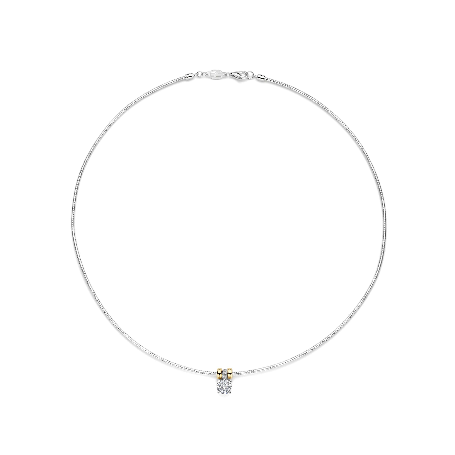 Deze moderne TI SENTO ketting combineert een strak, rond silhouet met verfijnde sprankeling. De ketting is vervaardigd uit hoogwaardige kwaliteit 925 sterling zilver en heeft een stuggere, minder flexibele vorm die elegant rond de hals valt. Aan de ketting hangt een zirkonia hanger, met aan weerszijden twee goudkleurig vergulde cirkeltjes. De hanger en de cirkeltjes kunnen vrij over de zilveren ketting bewegen, wat het ontwerp een speels en dynamisch karakter geeft. Draag deze zilveren ketting met zirkonia hanger solo als elegante eyecatcher of combineer hem met subtiele oorbellen en armbanden voor een verfijnde look. De combinatie van de strakke ketting, de fonkelende zirkonia en de goudkleurige accenten maakt dit sieraad geschikt voor zowel een dagelijkse outfit als een meer geklede gelegenheid.
