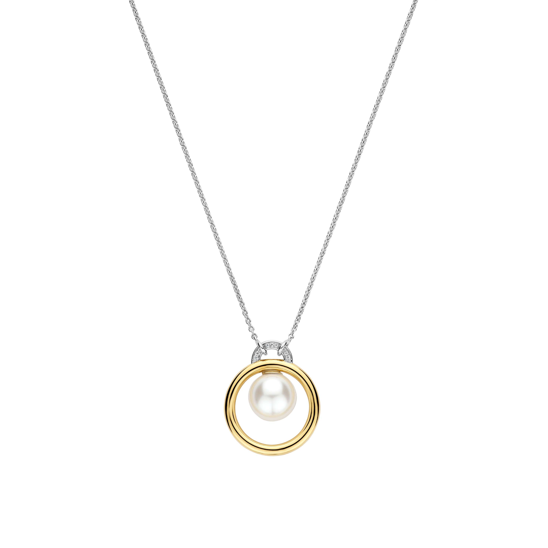 Deze verfijnde TI SENTO ketting combineert een open cirkelontwerp met de zachte glans van een parel. De ketting is vervaardigd uit hoogwaardige kwaliteit 925 sterling zilver en heeft een fijne zilveren schakelketting met een ronde hanger. De hanger bestaat uit een goudkleurig vergulde open cirkel, met daarboven een zirkonia detail. In het midden hangt een parel die vrij binnen de cirkel valt en het ontwerp een elegante, moderne uitstraling geeft. Draag deze zilveren ketting met goudkleurig vergulde cirkel en parel solo als elegante eyecatcher of combineer hem met andere kettingen voor een verfijnde gelaagde styling. Het open ontwerp en het contrast tussen zilver, goudkleur en parelglans passen zowel bij een dagelijkse look als bij een meer geklede outfit.

De Parel Collectie herinterpreteert de parel op een moderne manier, waarbij zachtheid en elegantie worden vertaald naar krachtigere silhouetten en een frisse uitstraling. Van subtiele parelaccenten tot uitgesproken statement designs waarin de parel het silhouet bepaalt, krijgt elke vorm ruimte en aanwezigheid. Heldere lijnen, grafische settings en combinaties van 925 sterling zilver met goudkleur en pav&eacute; details geven de sieraden karakter. Een collectie die klassiek vakmanschap verbindt met eigentijdse styling en moeiteloos meebeweegt van dagelijks tot bijzonder.

&bull; Moderne interpretatie van de parel &bull; Variatie in formaat, positionering en ontwerp &bull; Combinaties van parel, 925 sterling zilver en goudplating &bull; Verfijnde pav&eacute; details voor extra contrast &bull; Van subtiel accent tot uitgesproken statement

