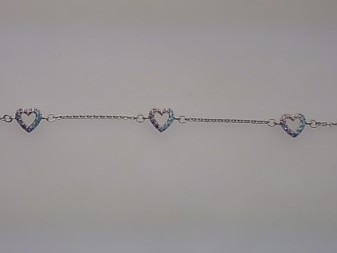 Das Armband Armband Silber 925rh Herzchen Zirkinia bunt 14+2 cm, Modellnummer 26-323, besticht durch seine filigrane Verarbeitung aus Sterlingsilber und funkelnden, bunten Zirkonia-Herzchen. Die L&auml;nge von 14+2 cm erlaubt flexible Anpassung am Handgelenk. Ideal zur Abrundung eleganter Outfits oder als farbenfroher Akzent im Alltag. Tragen Sie es solo oder in Kombination mit anderen Armb&auml;ndern.