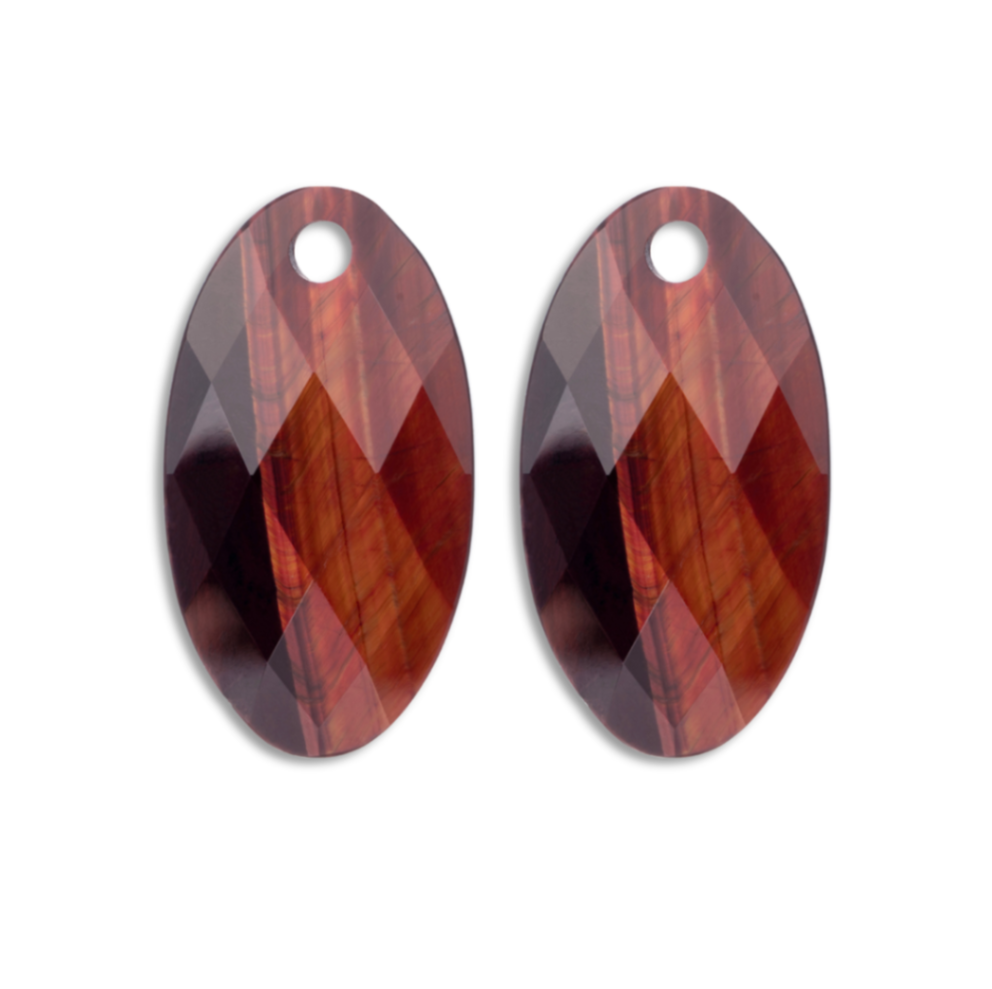 De Oorbel Edelstenen Large Leaf Red Tiger Eye heeft iets dat je doet stilstaan bij het kleine detail. Red Tiger Eye straalt warmte uit, met zijn diepe rode tinten en gouden strepen die bewegen in het licht. De bladervorm voelt verrassend natuurlijk, alsof elk exemplaar zijn eigen verhaal vertelt. Tijgeroog is geliefd om zijn chatoyance, dat lichtspel dat elke beweging volgt. Jouw oorbel is uniek, want geen twee stenen zijn hetzelfde. De large leaf vorm geeft net dat beetje extra volume zonder overdadig te worden. &bull; Natuurlijke Red Tiger Eye met chatoyance &bull; Large leaf vorm voor organische uitstraling &bull; Rode tinten met gouden strepen &bull; Solo te dragen of te combineren Of je hem nu draagt bij een casual lunch of een diner, de Oorbel Edelstenen Large Leaf Red Tiger Eye voegt dat persoonlijke accent toe waar je naar zoekt.