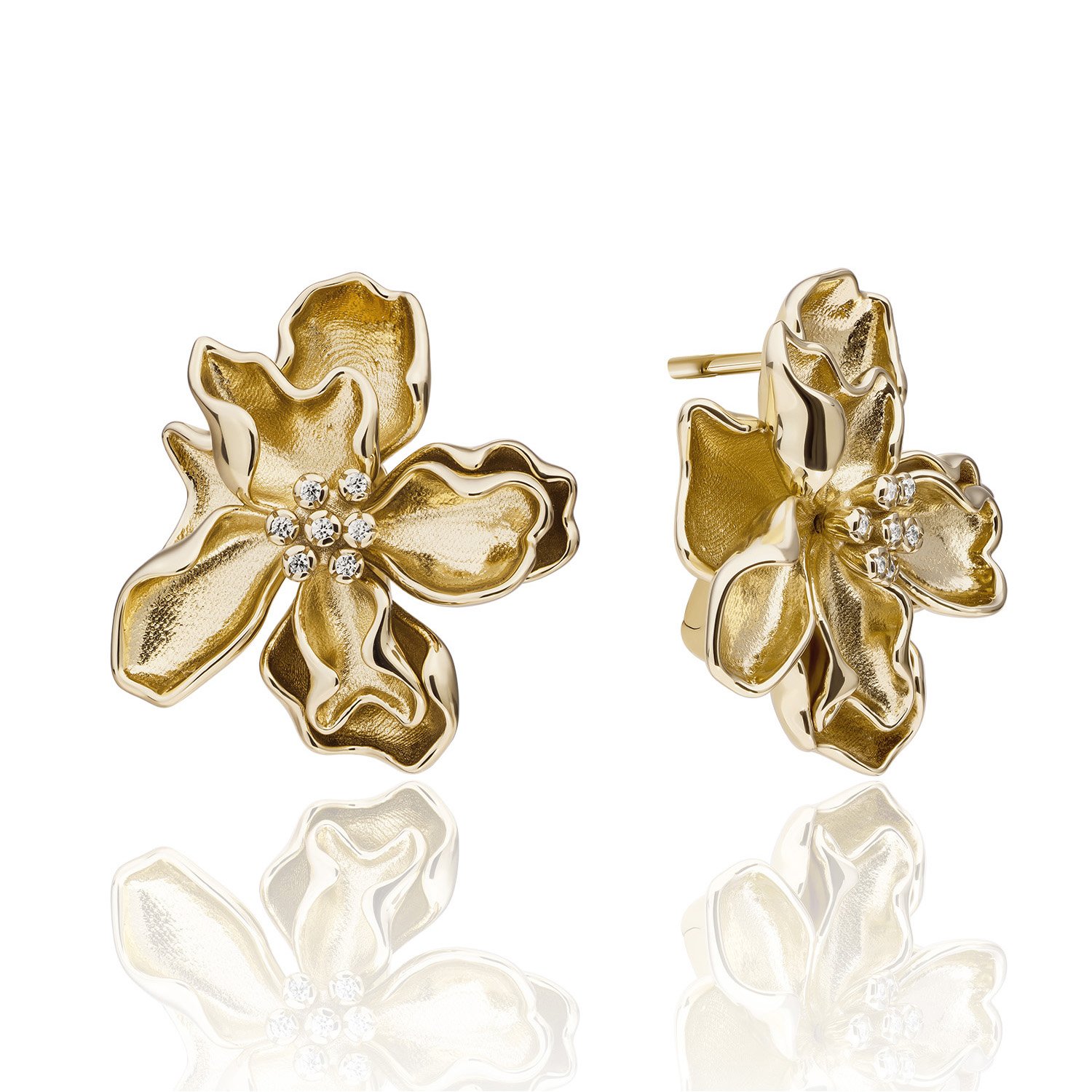 De "Earrings I Botanic Push Back Earrings Gold - CZ" met modelnummer EAG46 bevat verfijnde kenmerken zoals goudkleurige, goudvergulde stud oorbellen van 925 sterlingzilver. Ze zijn hypoallergeen en in nieuwstaat. Perfect voor dagelijks gebruik of speciale gelegenheden, voor een elegante look. Combineer ze met een simpele outfit om de oorbellen te laten opvallen.