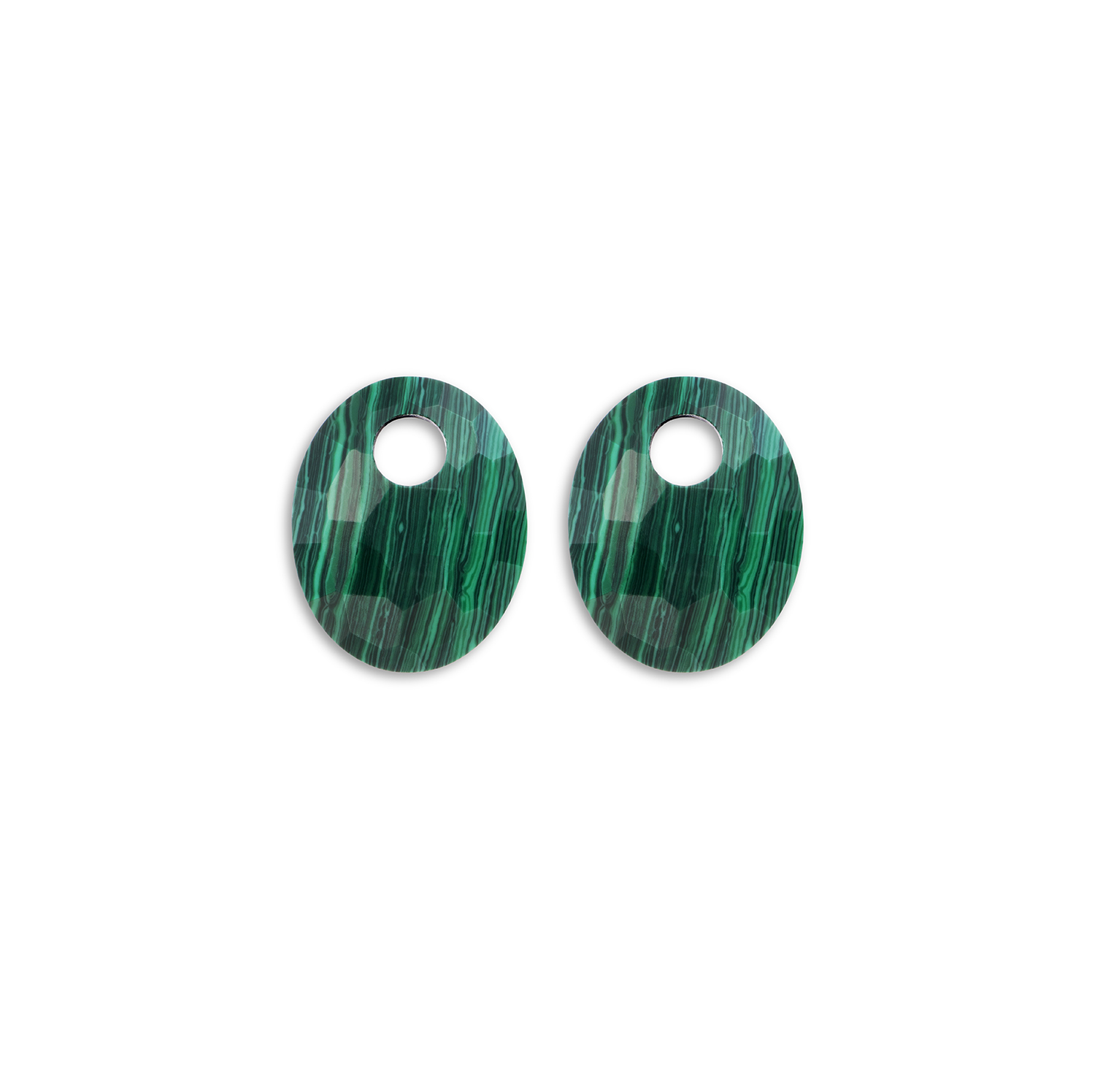 De Oorbel Edelstenen Small Oval Malachite heeft die zeldzame combinatie van kracht en verfijning. Malachite is niet zomaar groen, het is een diep, rijk groen met donkere banding die elke steen uniek maakt. Die natuurlijke strepen geven beweging, alsof de steen leeft. De small oval vorm houdt het dichtbij je gezicht, subtiel maar met genoeg aanwezigheid om gezien te worden. Malachite heeft een fluweelachtige textuur die het licht op een bijzondere manier vangt, waardoor de oorbellen meebewegen met elke hoofdbeweging. &bull; Natuurlijke Malachite met unieke groene banding &bull; Small oval vorm voor subtiele uitstraling &bull; Intens groen met fluweelachtige textuur &bull; Draagt comfortabel van dag tot avond Of je ze nu draagt bij een linnen blouse of een avondjurk, de Oorbel Edelstenen Small Oval Malachite voegt dat persoonlijke accent toe dat jouw stijl compleet maakt.