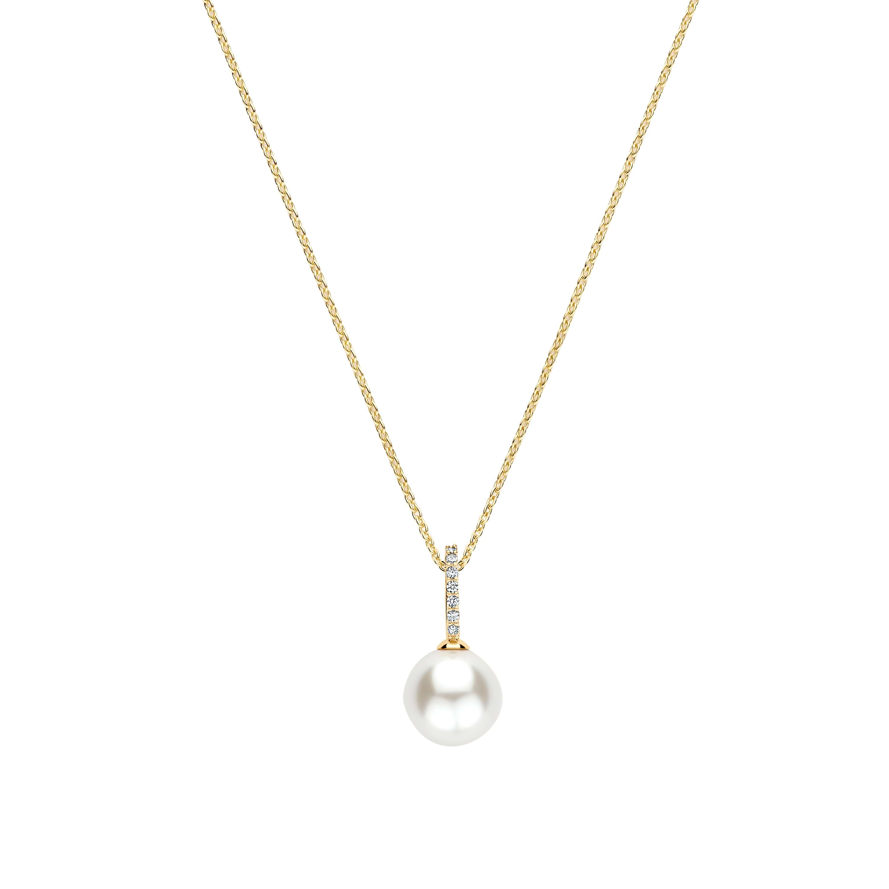 Deze verfijnde TI SENTO Icon parelketting combineert tijdloze elegantie met subtiele sprankeling. De ketting is vervaardigd uit hoogwaardige kwaliteit 925 sterling zilver en heeft een fijn goudkleurig verguld kettinkje. Aan de ketting hangt een glanzende witte parel met een diameter van 12 mm, bevestigd aan een hanger die is bezet met fonkelende zirkonia steentjes. Draag deze goudkleurig vergulde parelketting solo als elegante eyecatcher of combineer hem met andere kettingen voor een verfijnde gelaagde styling. De combinatie van de klassieke parel en de sprankelende zirkonia details maakt dit sieraad geschikt voor zowel een dagelijkse outfit als een meer geklede gelegenheid.

De Parel Collectie herinterpreteert de parel op een moderne manier, waarbij zachtheid en elegantie worden vertaald naar krachtigere silhouetten en een frisse uitstraling. Van subtiele parelaccenten tot uitgesproken statement designs waarin de parel het silhouet bepaalt, krijgt elke vorm ruimte en aanwezigheid. Heldere lijnen, grafische settings en combinaties van 925 sterling zilver met goudkleur en pav&eacute; details geven de sieraden karakter. Een collectie die klassiek vakmanschap verbindt met eigentijdse styling en moeiteloos meebeweegt van dagelijks tot bijzonder.

&bull; Moderne interpretatie van de parel &bull; Variatie in formaat, positionering en ontwerp &bull; Combinaties van parel, 925 sterling zilver en goudplating &bull; Verfijnde pav&eacute; details voor extra contrast &bull; Van subtiel accent tot uitgesproken statement