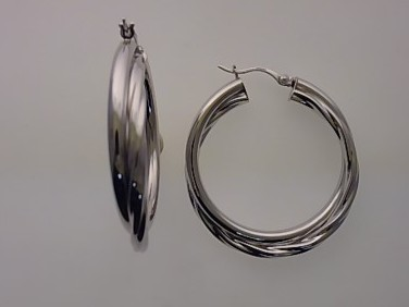 Entdecken Sie unsere Creolen Silber rh 925 mit der Modellnummer 26-379. Diese eleganten Ohrringe sind aus hochwertigem 925er Sterling Silber gefertigt. Als edle Creolen passen sie perfekt zu jedem Outfit, ob leger oder formell, und verleihen Ihrem Look einen Hauch von zeitlosem Stil. Ideal sowohl f&uuml;r den t&auml;glichen Gebrauch als auch f&uuml;r besondere Anl&auml;sse.