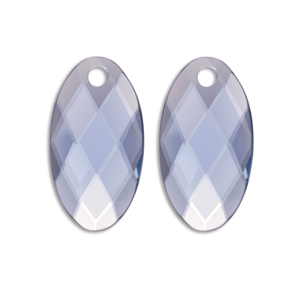 De Oorbel Edelstenen Large Leaf Ice Blue Quartz heeft die zeldzame balans tussen opvallend en verfijnd. Ice Blue Quartz toont zich in koele, heldere blauwtinten die wisselen met het licht, alsof je naar ijs kijkt dat net begint te smelten in de zon. De grote bladervorm volgt natuurlijke lijnen, waardoor elke beweging van je hoofd een nieuw spel van licht en schaduw cre&euml;ert. Dit is een oorbel voor momenten waarop je gezien wil worden zonder te hard je best te doen, voor vrouwen die weten dat echte stijl zich niet hoeft te bewijzen. &bull; Handgemaakte bladervorm met Ice Blue Quartz &bull; Koele blauwe tinten met heldere glans &bull; Large statement formaat met licht gewicht &bull; Beweging die meespeelt met je uitstraling Of je nu kiest voor een zomerse lunch aan het water of een avond waarin je jezelf trakteert op iets bijzonders, deze oorbel voegt dat persoonlijke detail toe waar je naar zoekt.