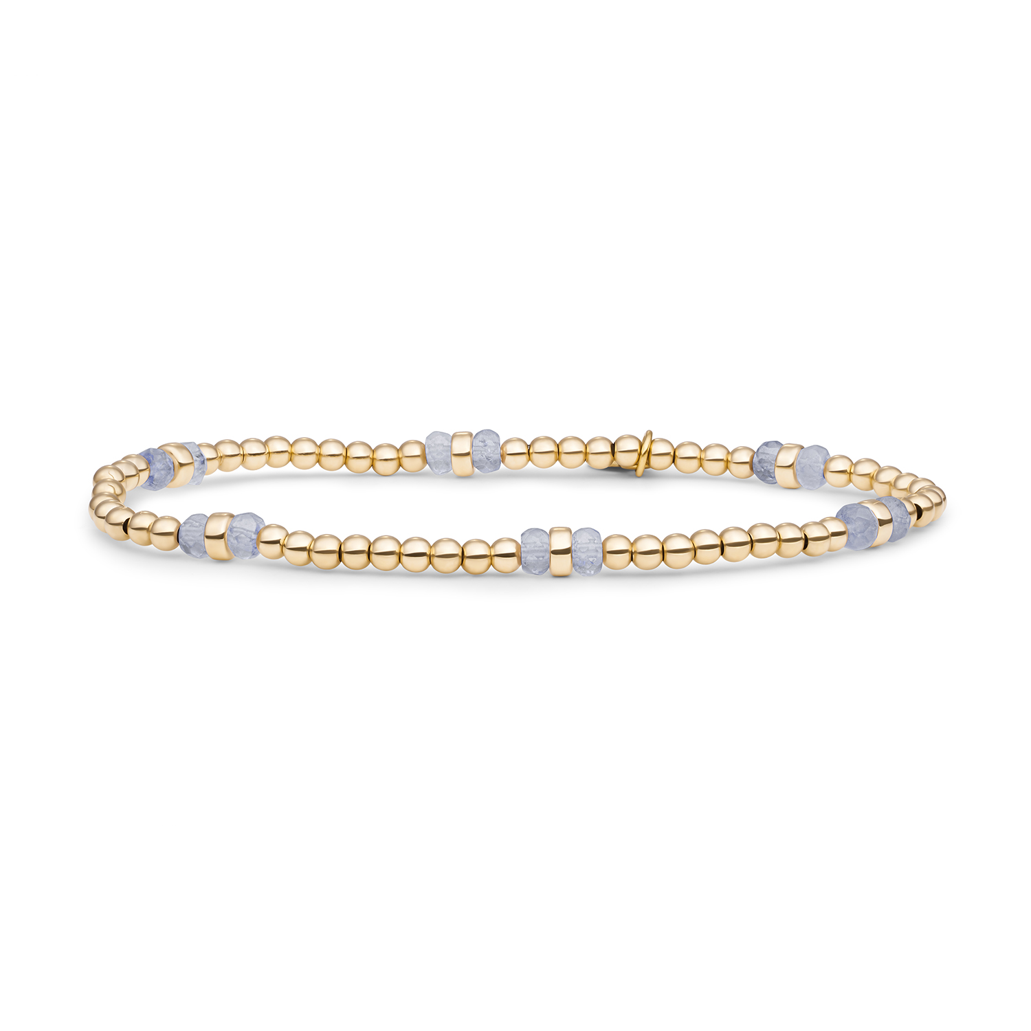 De Double Reverse Roundel Armband Ice Blue Quartz speelt met contrasten op een manier die verfijnd aanvoelt. IJsblauwe Ice Blue Quartz schakels dansen tussen goudkleurige roundels, een spel van koel en warm dat je pols omlijst met rust en ritme. Het reverse ontwerp betekent dat elke steen net anders is geplaatst, waardoor licht telkens opnieuw wordt gevangen. Vervaardigd uit 925 Sterling Zilver en afgewerkt met een warme Gold Plated laag die de koele blauwtinten perfect balanceert. Dit is een armband die werkt bij een lichte zomerblouse, maar net zo goed bij een strakke wintertrui. De roundel-vorm geeft net dat extra detail waar je blik op blijft rusten. &bull; 925 Sterling Zilver met Gold Plated afwerking &bull; IJsblauwe Ice Blue Quartz met roundel-vorm &bull; Reverse ontwerp voor unieke lichtval &bull; Lengte: 18 cm &bull; Solo of gestapeld te dragen Of je haar draagt met andere armbanden of juist alleen, de Double Reverse Roundel Armband Ice Blue Quartz voegt dat subtiele accent toe waar je naar zoekt.