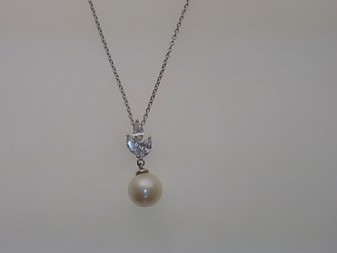 Das Collier Silber 925 mit Zirkonia, Modellnummer 26-325, ist eine elegante Halskette aus hochwertigem 925er Silber mit funkelnden Zirkonia-Steinen. Die L&auml;nge betr&auml;gt 45 cm, ideal f&uuml;r einen klassischen Look. Perfekt zum Tragen bei besonderen Anl&auml;ssen oder als edles Accessoire im Alltag. Kombinieren Sie es mit schlichter Kleidung, um das Collier hervorzuheben.