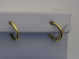 Die Creolen Silbervergoldet 925 glatt, Modellnummer 26-362, sind elegante Ohrringe aus hochwertigem 925er Silber mit einer vergoldeten Oberfl&auml;che. Sie geh&ouml;ren zur Kategorie Schmuck und sind als Creolen klassifiziert. Perfekt kombinierbar f&uuml;r festliche Anl&auml;sse oder den Alltag, verleihen sie jedem Outfit einen Hauch von Eleganz und Stil.