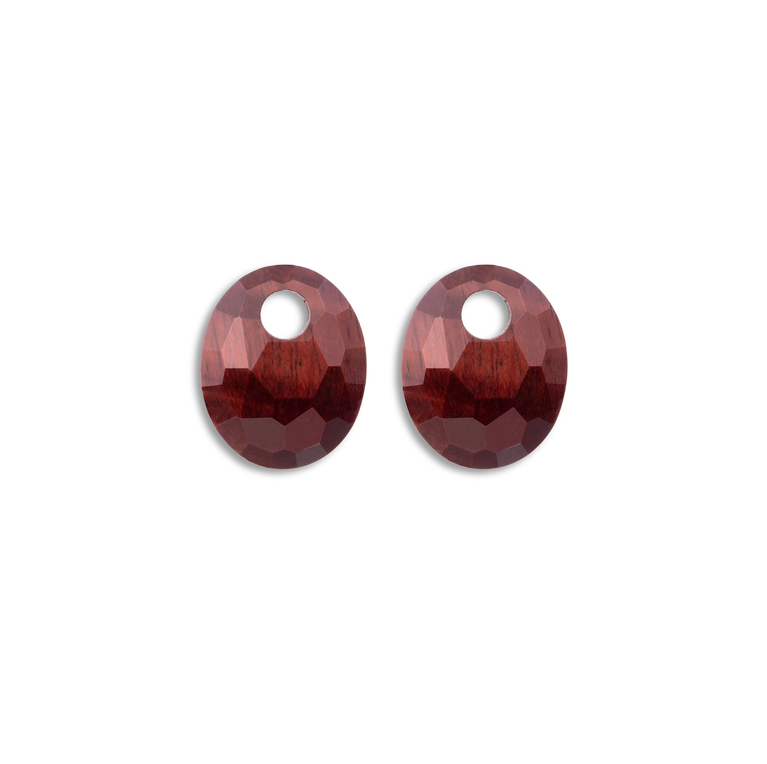 De Oorbel Edelstenen Small Oval Red Tiger Eye heeft iets dat opvalt zonder te schreeuwen. De rode tinten van Red Tiger Eye spelen met het licht, met natuurlijke veringen die elke steen uniek maken. De ovale vorm heeft iets klassiek verfijnds, terwijl de warme rode tonen een eigentijdse kracht meebrengen. Deze oorbellen zijn compact genoeg om dagelijks te dragen, maar hebben genoeg karakter om op te vallen wanneer je dat wilt. Red Tiger Eye staat bekend om zijn levendige schakering, en dat maakt jouw paar uniek. &bull; Natuurlijke Red Tiger Eye met warme rode tinten &bull; Ovale vorm voor een zachte lijn &bull; Compact formaat, veelzijdig te combineren &bull; Geschikt voor elke gelegenheid Of je ze nu draagt bij een casual outfit of een avondjurk, de Oorbel Edelstenen Small Oval Red Tiger Eye voegt dat persoonlijke accent toe waar je naar zoekt.