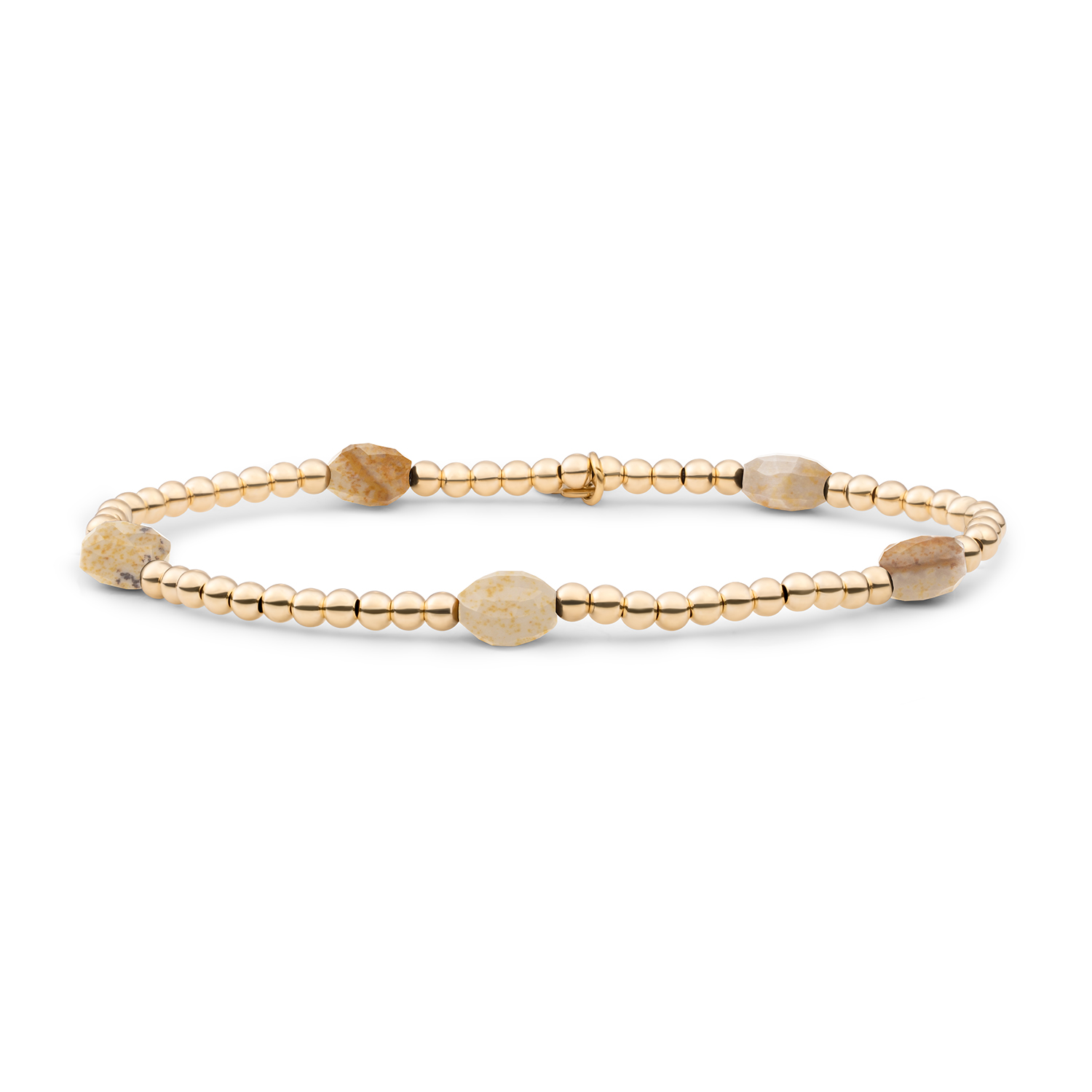 De Cushion Cut Armband Landscape Jasper heeft iets dat je niet in &eacute;&eacute;n oogopslag ziet, en dat maakt hem interessant. Landscape Jasper staat bekend om zijn natuurlijke patronen, geen twee stenen zijn hetzelfde. Warme bruintinten mengen zich met zachte cr&egrave;mekleuren, als een landschap dat je vanuit het vliegtuig ziet. De cushion cut geeft elke steen een zacht afgeronde vorm die deze patronen perfect laat spreken. Vervaardigd uit 925 Sterling Zilver met een goudkleurige afwerking, een combinatie die de aardse tonen mooi opheft. Jouw exemplaar is uniek, net als jij. &bull; 925 Sterling Zilver met Gold Plated afwerking &bull; Cushion cut voor zachte, afgeronde uitstraling &bull; Elk stuk Landscape Jasper is uniek &bull; Lengte: 18 cm Of je hem nu draagt bij een casual lunch of een zomerse borrel, de Cushion Cut Armband Landscape Jasper voegt dat persoonlijke detail toe waar je naar zoekt.